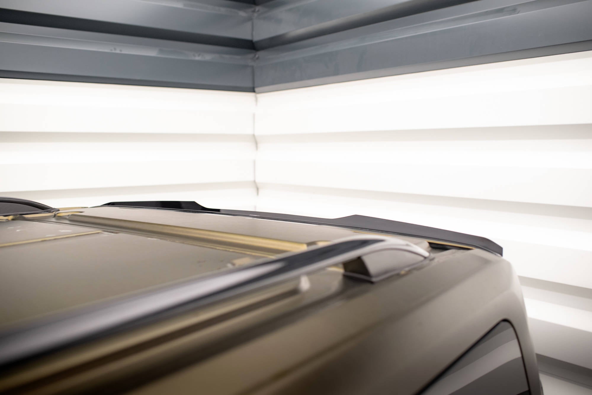 Maxton Design Spoiler CAP passend für Ford Tourneo Custom Mk1 Facelift schwarz Hochglanz