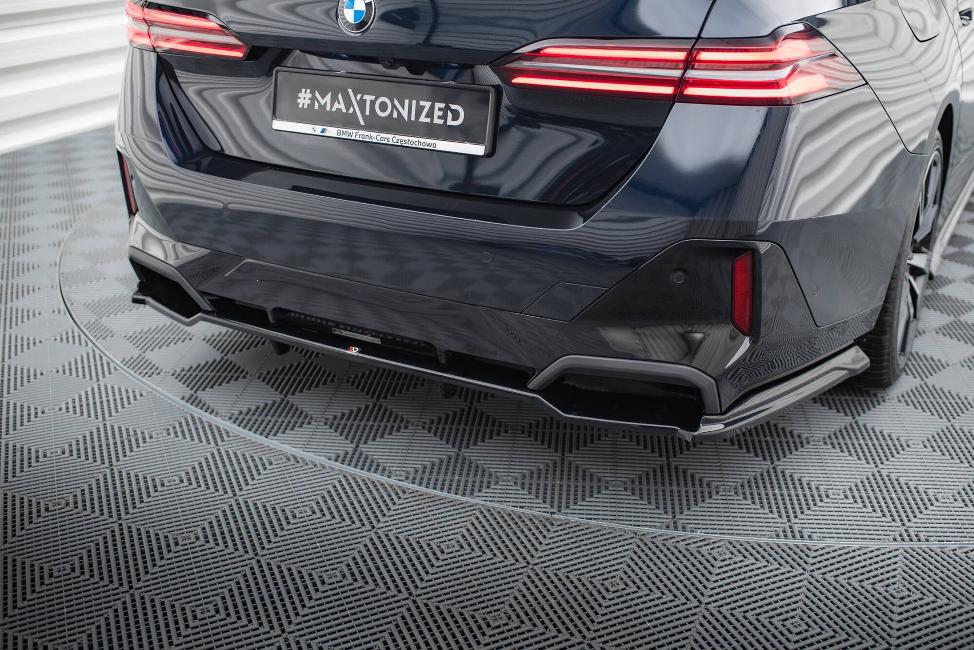 Maxton Design Street+ Mittlerer Diffusor RACE passend für V.1 BMW 5er / i5 M-Paket Limousine / Touring G60 / G61 schwarz Hochglanz