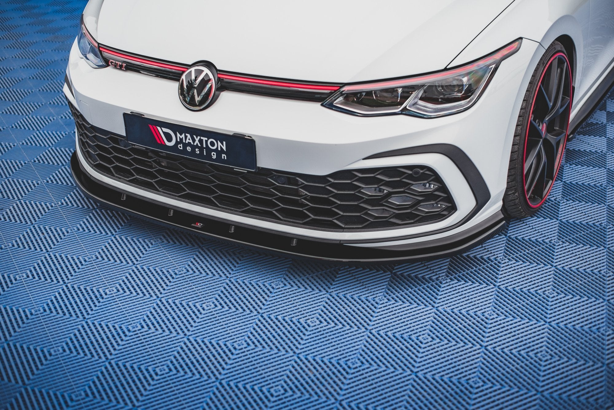 Maxton Design Street+ Spoilerlippe Front Ansatz passend für VW Golf GTI / GTE / GTD / R-Line Mk8 schwarz Hochglanz