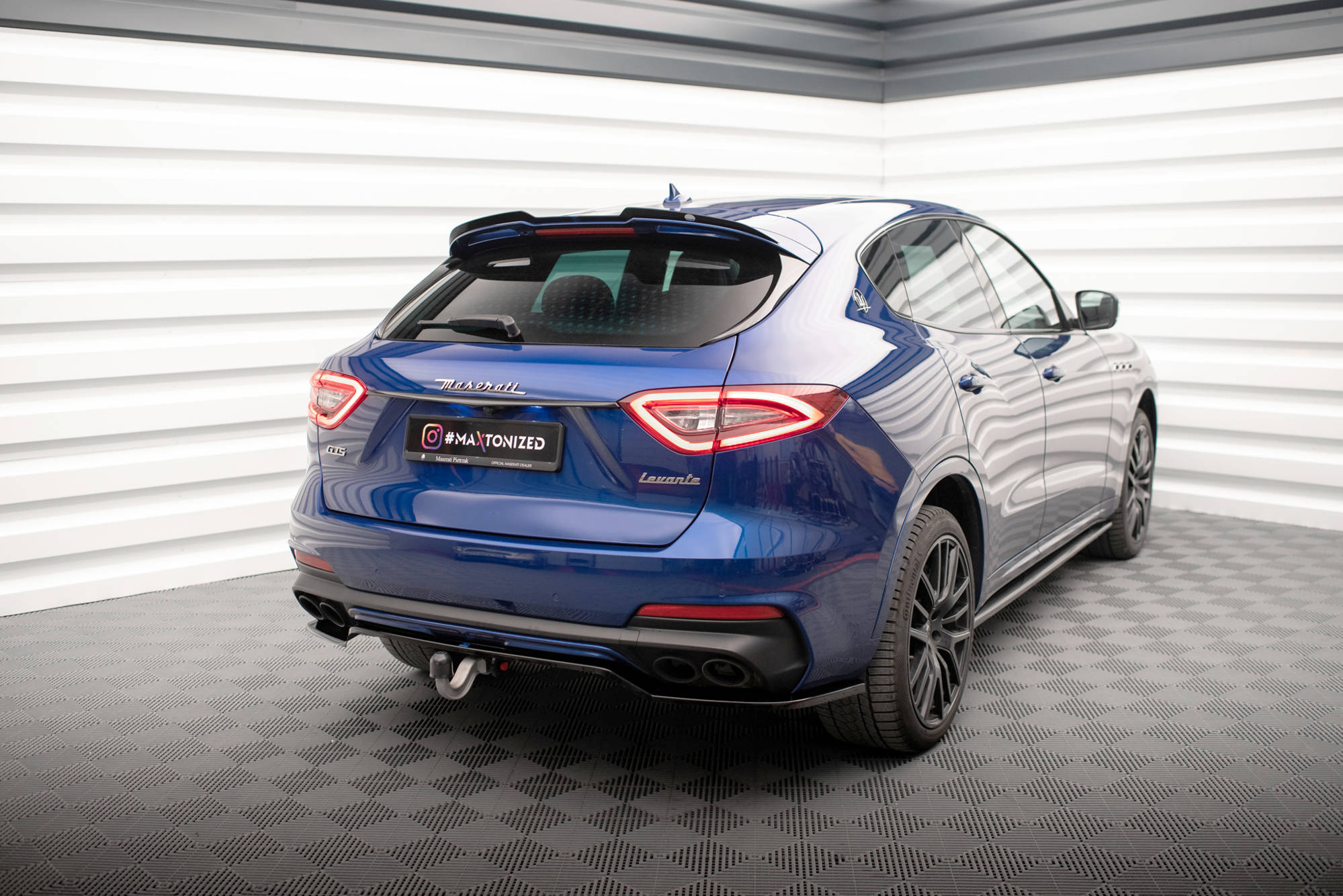 Maxton Design Street+ Mittlerer Diffusor RACE passend für Maserati Levante GTS Mk1 schwarz Hochglanz