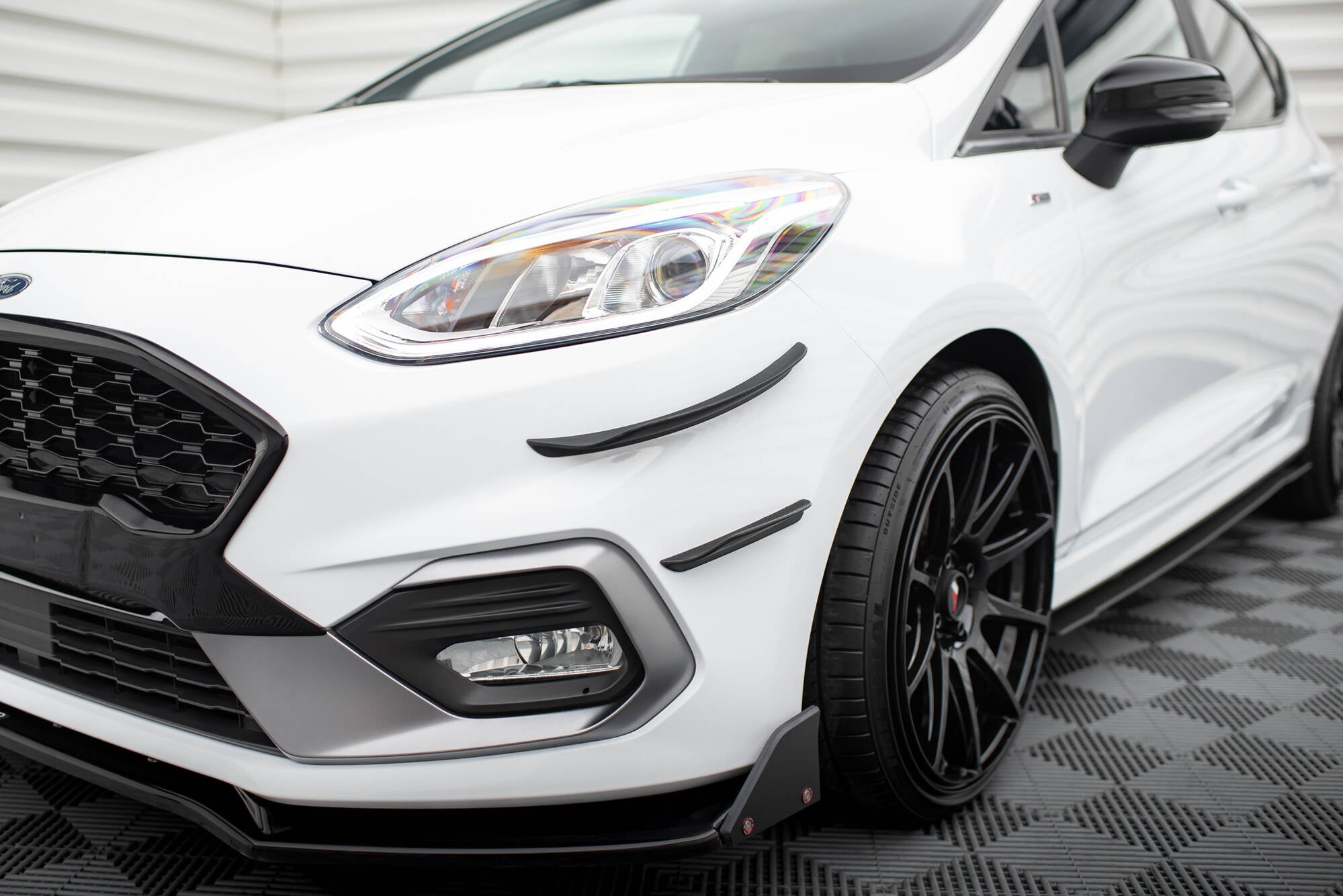Maxton Design Stoßstangen Flaps Wings vorne Canards passend für V.3 Ford Fiesta Mk8 ST / ST-Line