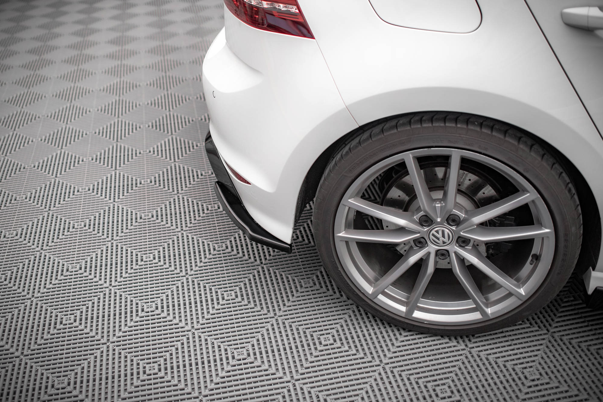 Maxton Design Heck Ansatz Flaps Diffusor V.4 passend für VW Golf R Mk7 schwarz Hochglanz