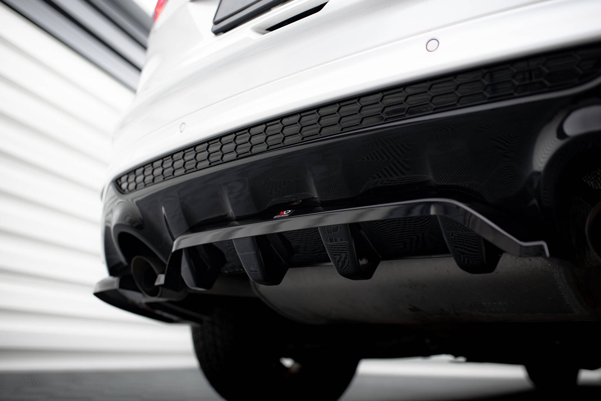 Maxton Design Street+ Mittlerer Diffusor RACE passend für Ford Kuga ST-Line Mk2 Facelift schwarz Hochglanz