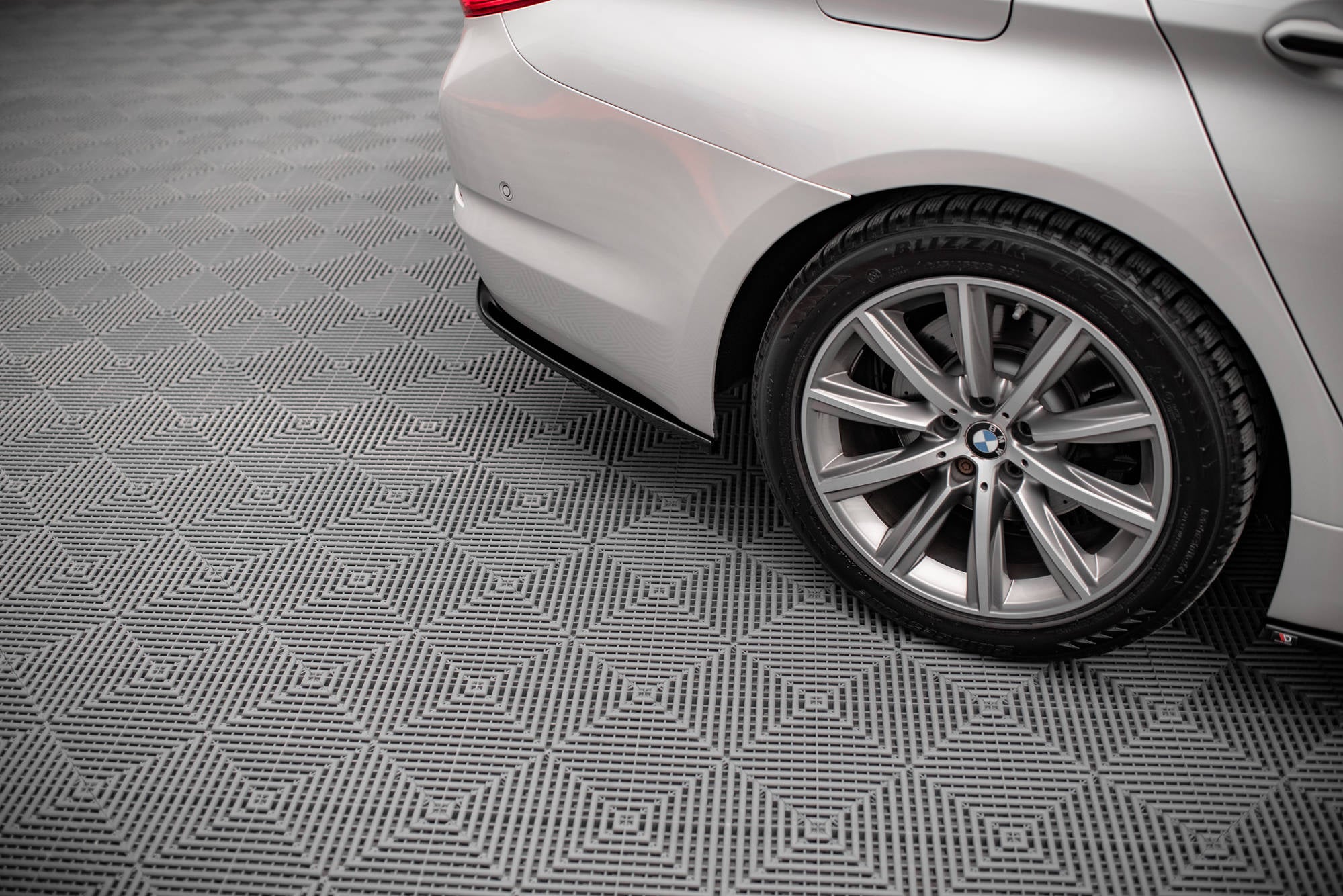 Maxton Design Heck Ansatz Flaps Diffusor passend für BMW 5er G30 / G31 schwarz Hochglanz