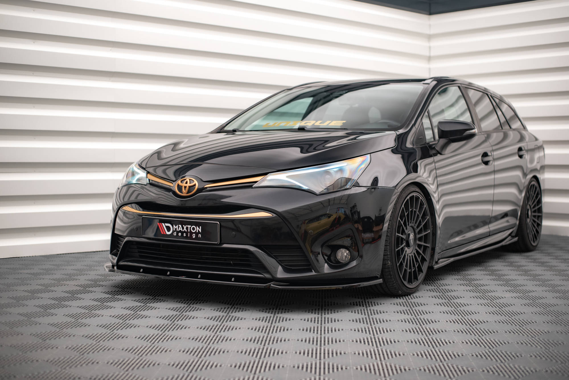 Maxton Design Street+ Spoilerlippe Front Ansatz V.2 passend für Toyota Avensis Mk3 Facelift schwarz Hochglanz