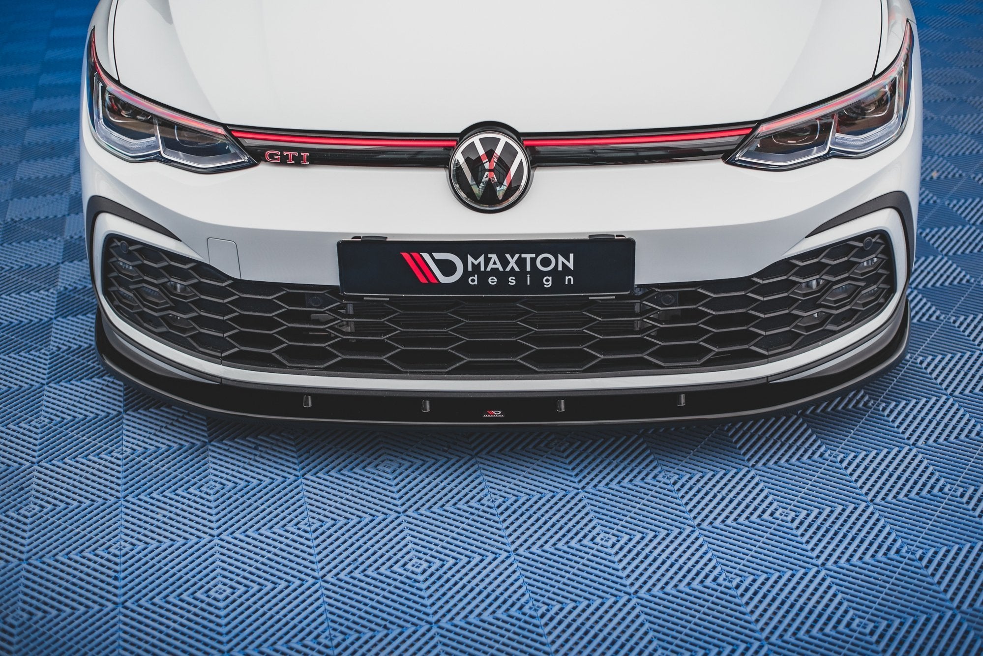Maxton Design Street+ Spoilerlippe Front Ansatz passend für VW Golf GTI / GTE / GTD / R-Line Mk8 schwarz Hochglanz