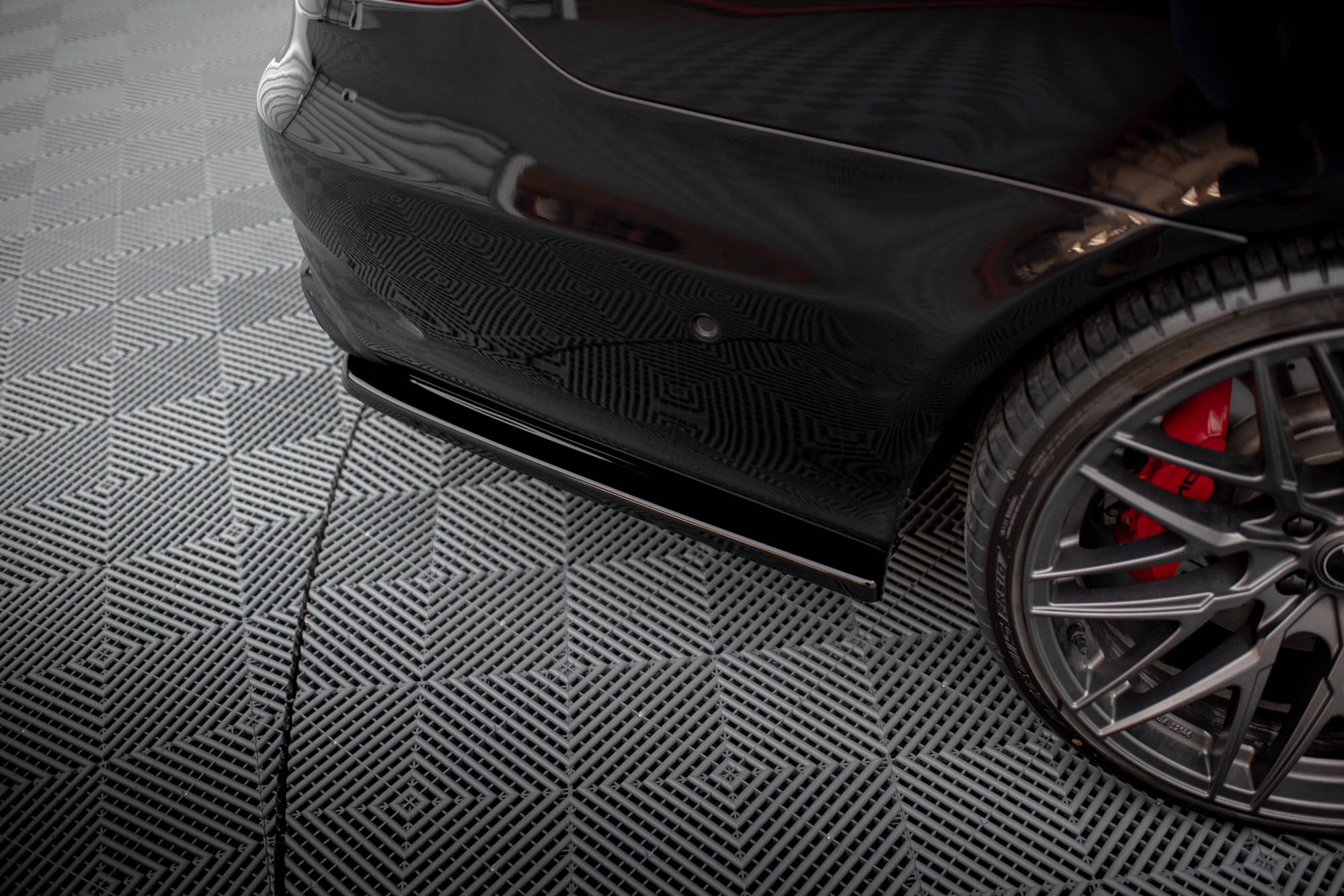 Maxton Design Street+ Mittlerer Diffusor RACE passend für Mercedes-Benz E63 AMG Limousine W212 Facelift schwarz Hochglanz