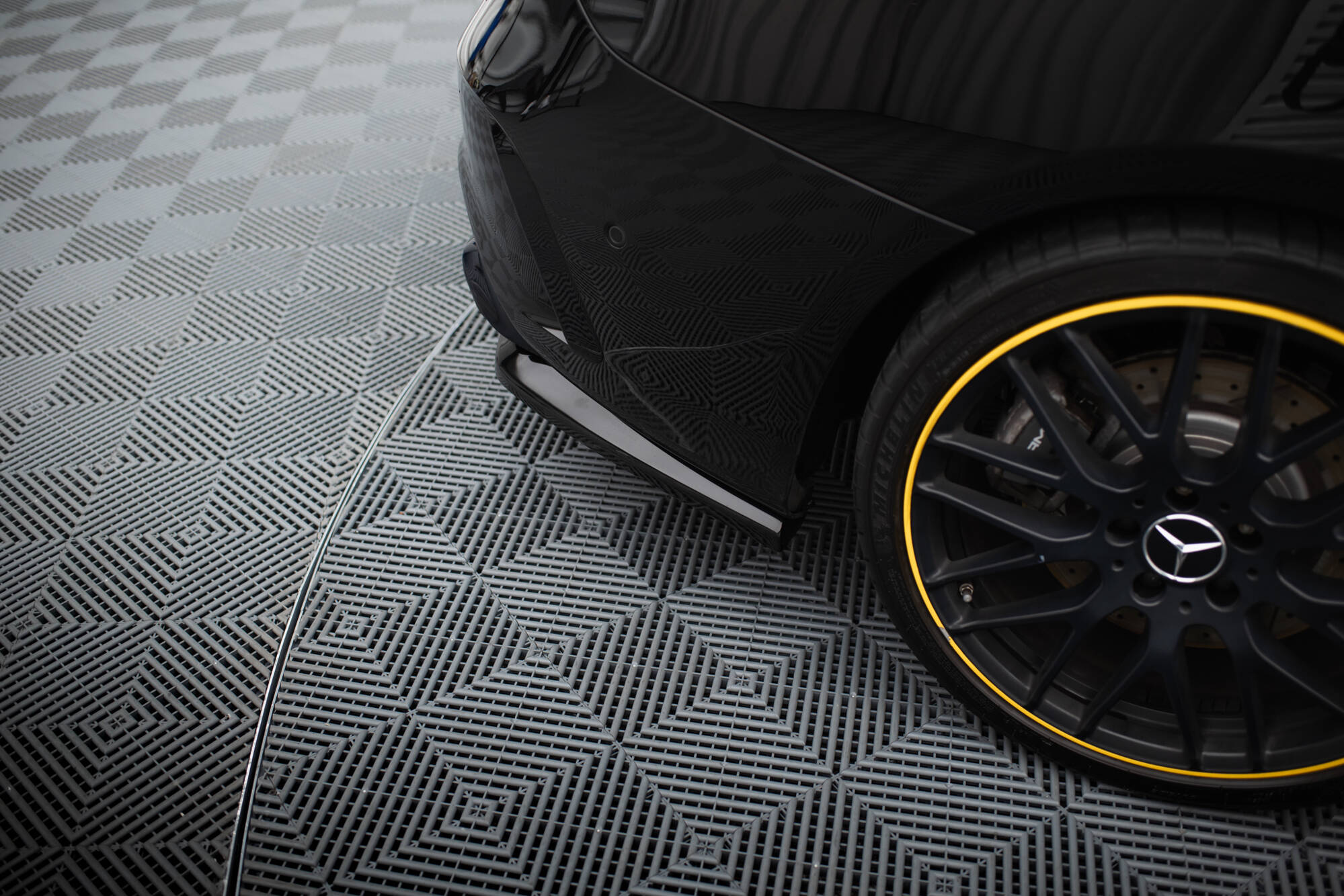 Maxton Design Street+ Mittlerer Diffusor RACE passend für Mercedes-AMG CLA 45 C117 Facelift schwarz Hochglanz