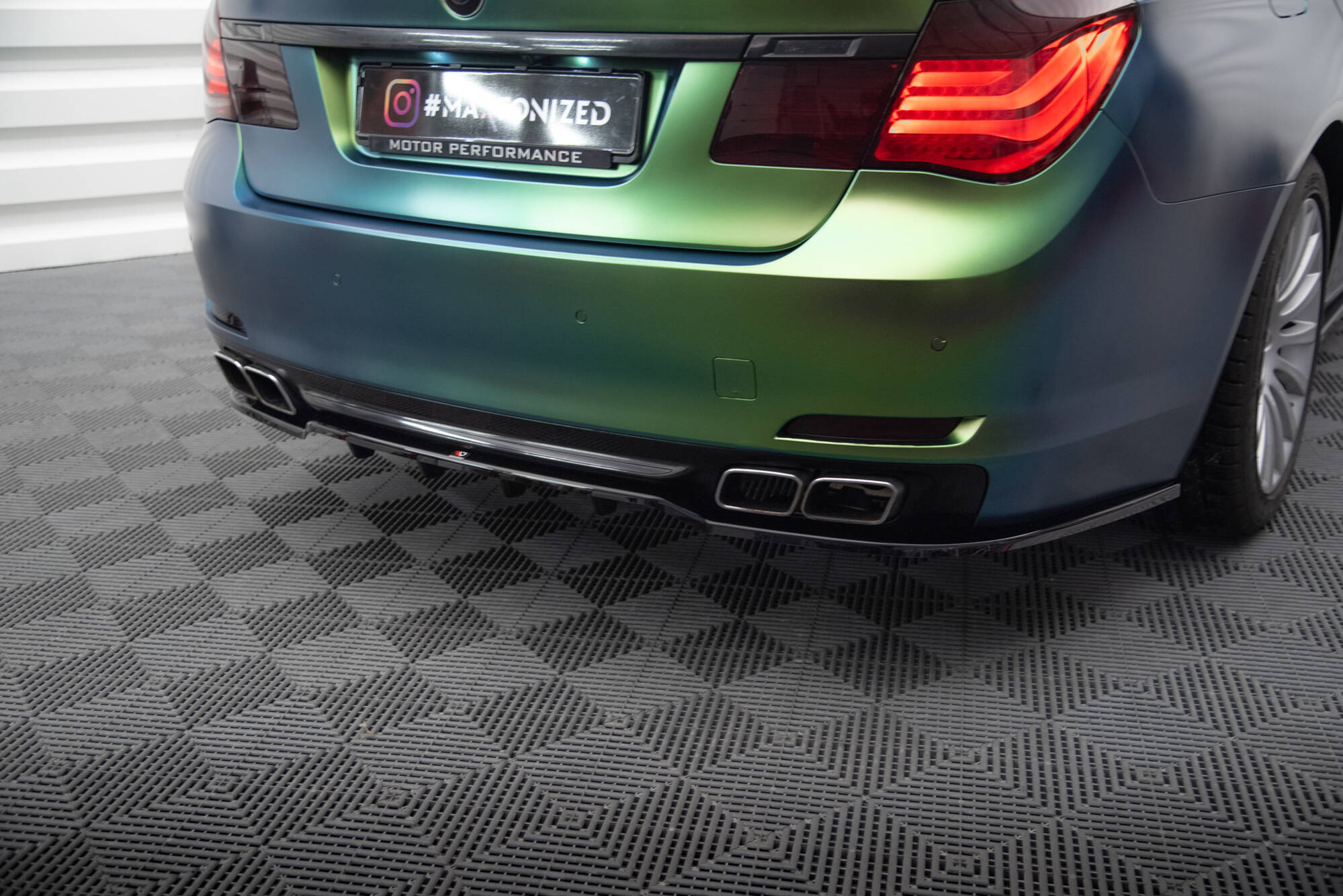 Maxton Design Street+ Mittlerer Diffusor RACE passend für BMW 7 F01 schwarz Hochglanz
