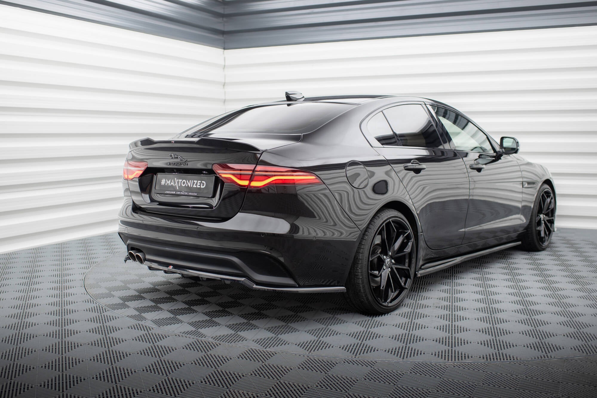 Maxton Design Spoiler CAP 3D passend für Jaguar XE X760 Facelift schwarz Hochglanz