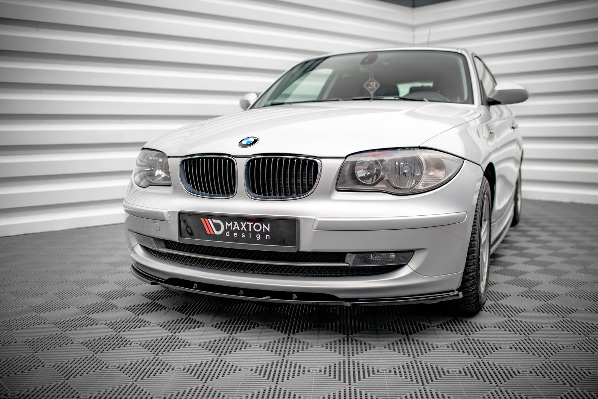 Maxton Design Street+ Spoilerlippe Front Ansatz V.2 passend für BMW 1er E81 Facelift schwarz Hochglanz
