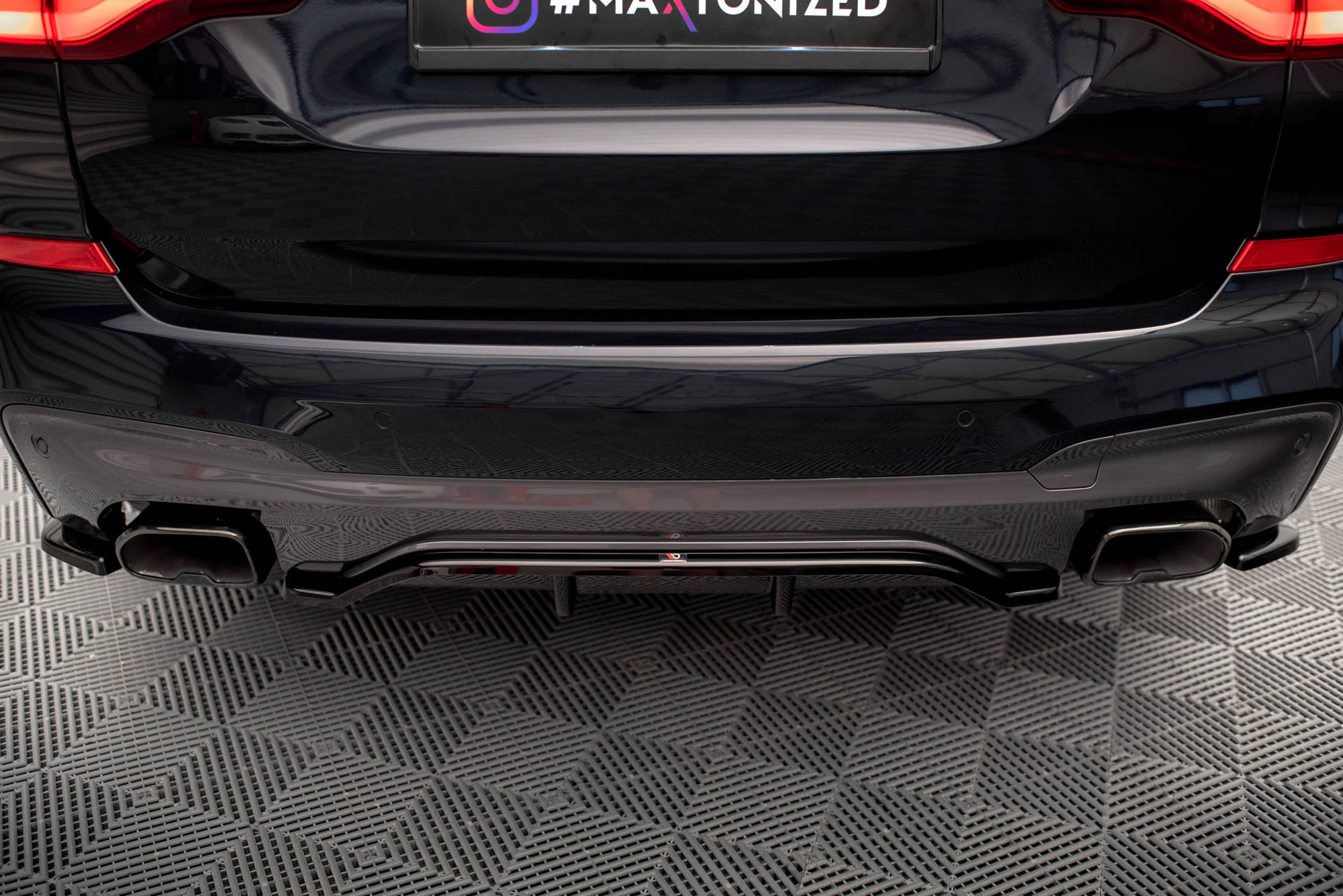 Maxton Design Street+ Mittlerer Diffusor RACE passend für BMW X3 M40i / M40d G01 schwarz Hochglanz