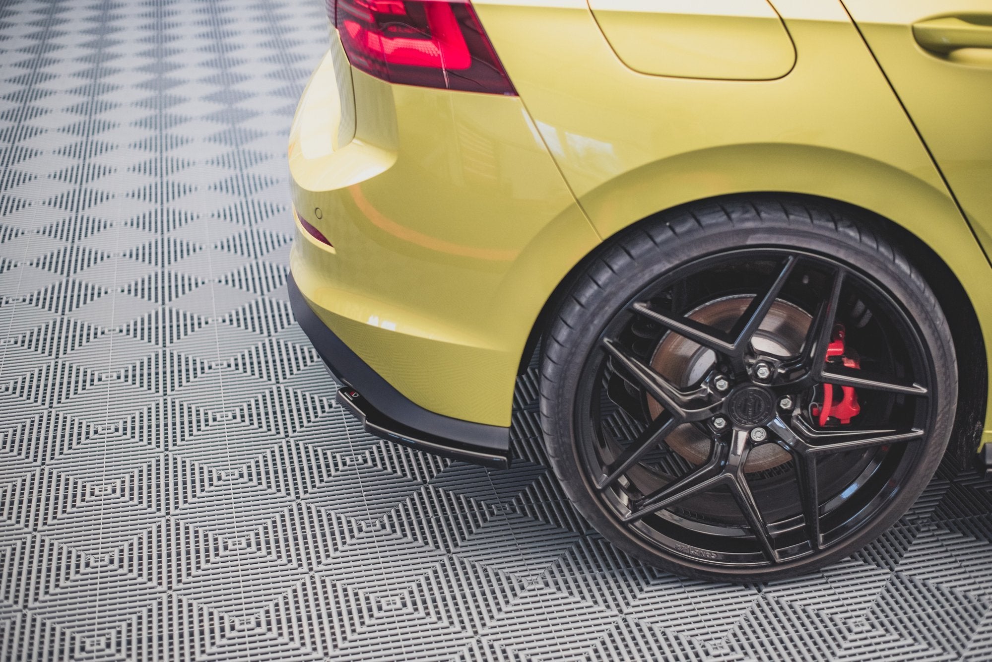 Maxton Design Heck Ansatz Flaps Diffusor V.2 für Volkswagen Golf 8 GTI Clubsport schwarz matt