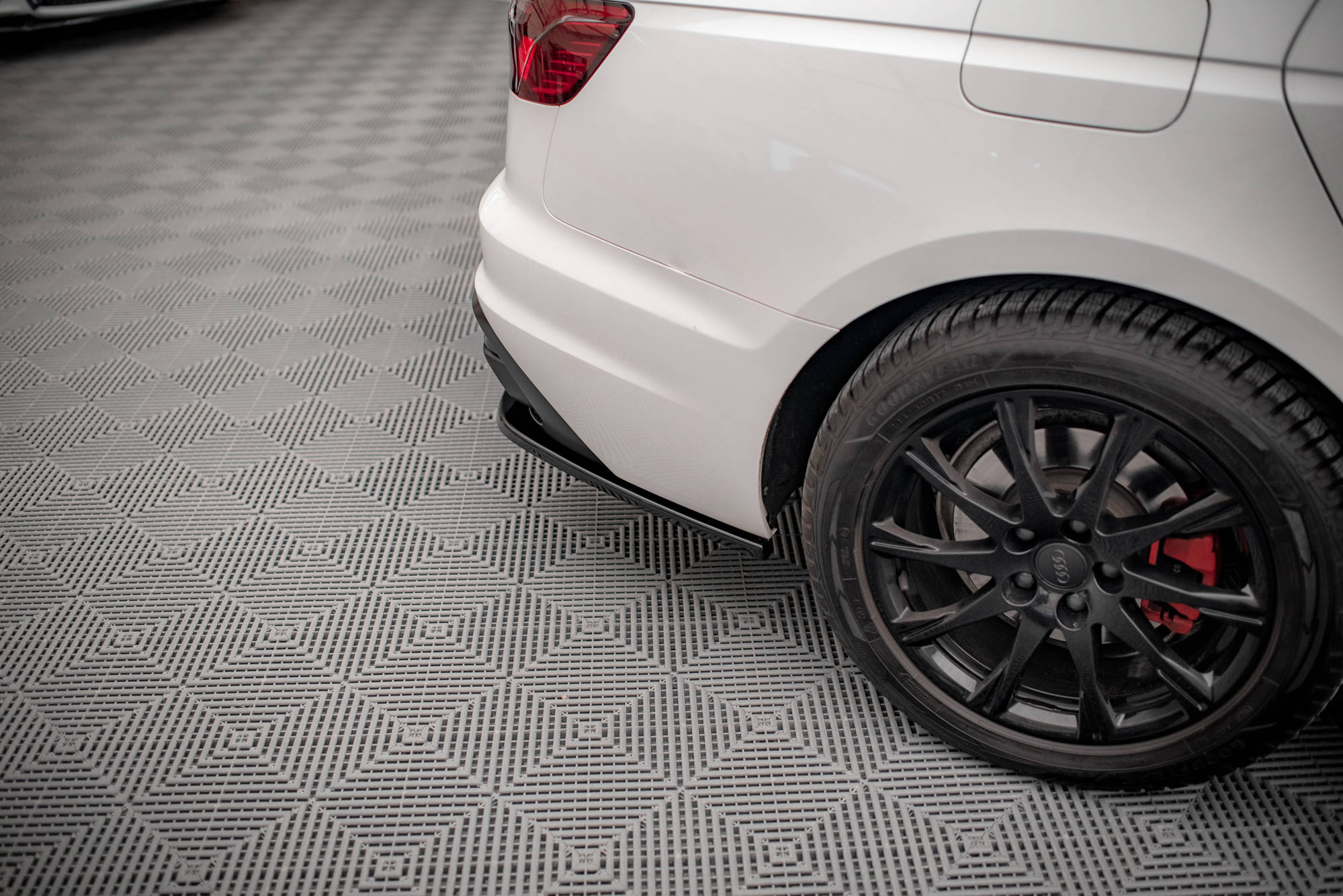Maxton Design Heck Ansatz Flaps Diffusor für Audi A4 B9 Facelift Carbon Look