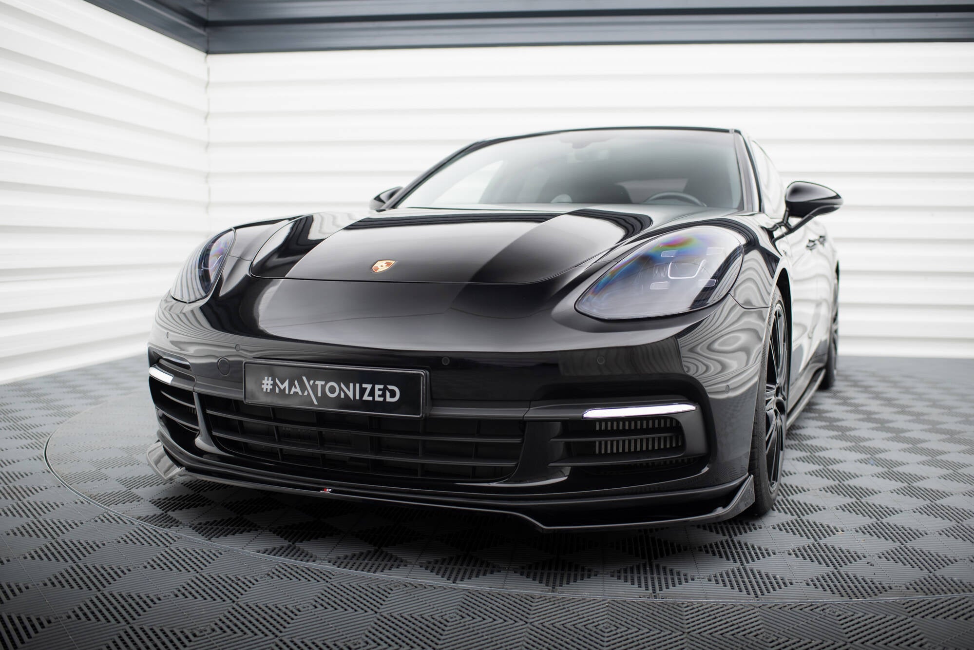 Maxton Design Street+ Spoilerlippe Front Ansatz V.2 passend für Porsche Panamera E-Hybrid / Panamera 4S 971 schwarz Hochglanz