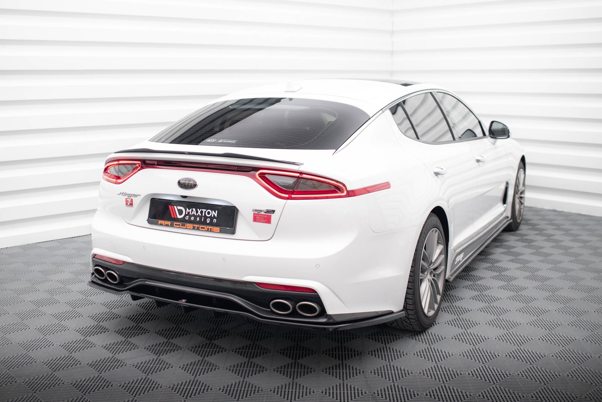 Maxton Design Street+ Mittlerer Diffusor RACE passend für Kia Stinger Mk1 schwarz Hochglanz
