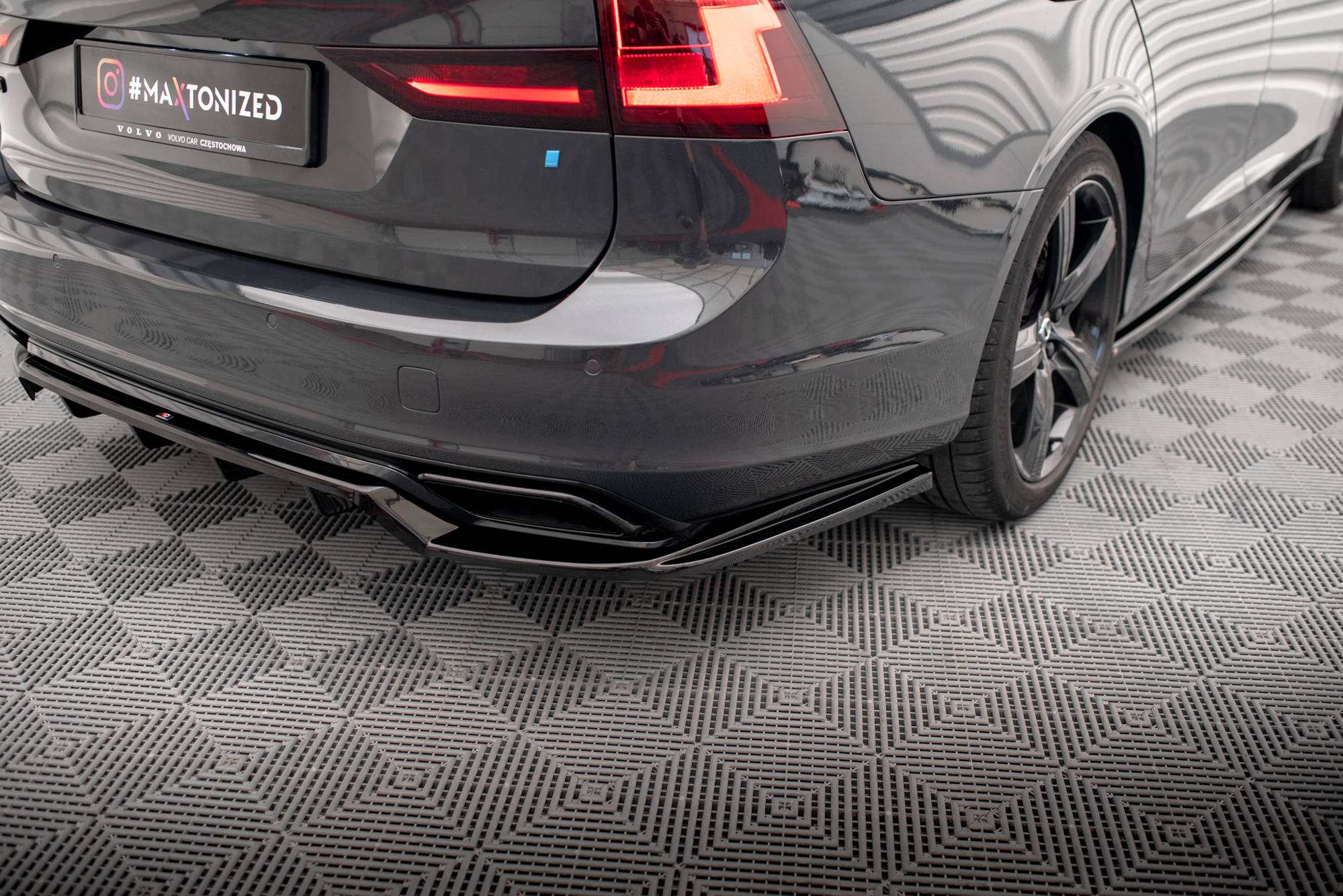 Maxton Design Street+ Mittlerer Diffusor RACE passend für Volvo V90 / S90 R-Design Mk2 schwarz Hochglanz