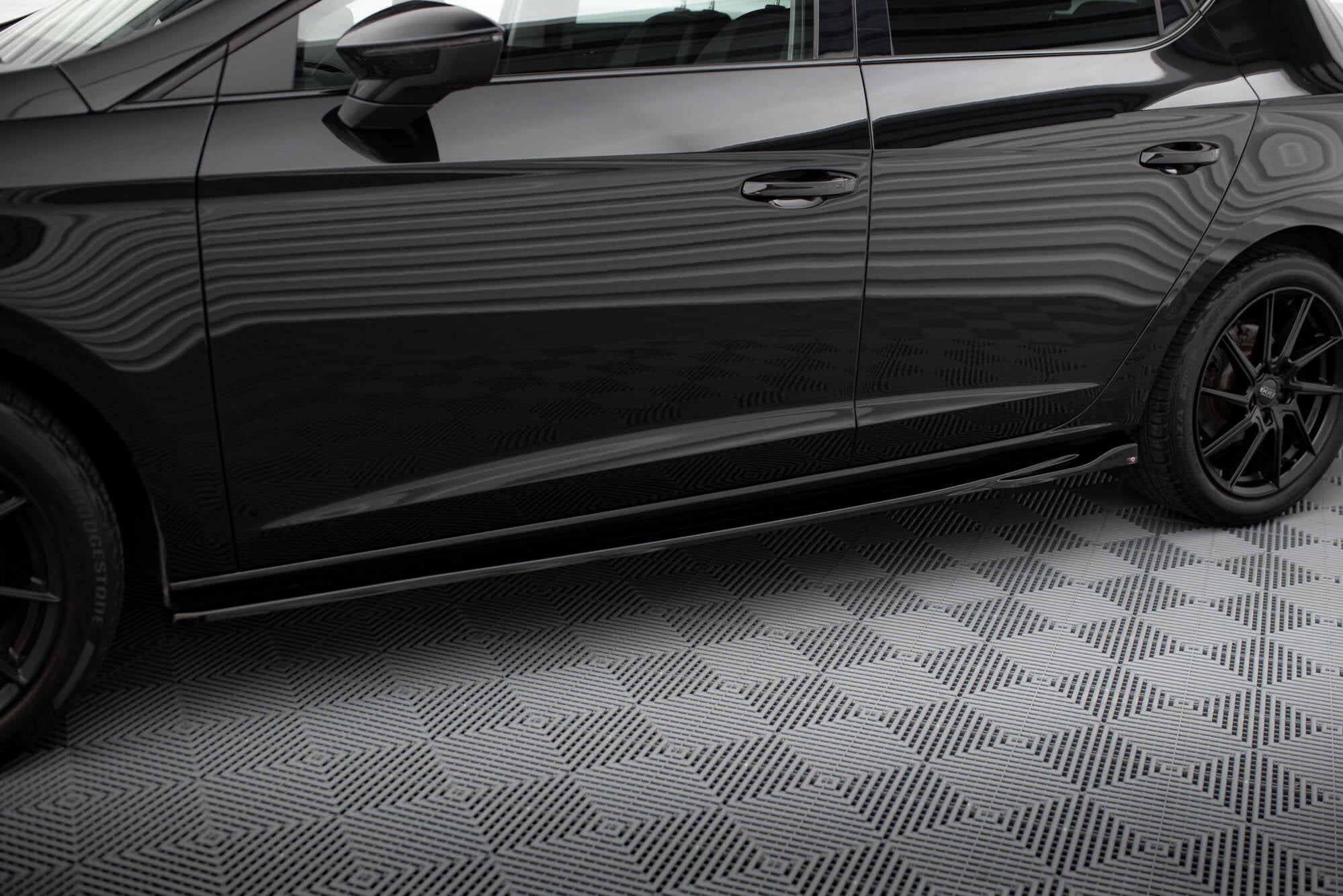 Maxton Design Street+ Seitenschweller Leisten passend für V.4 Seat Leon Cupra / FR Mk3 FL schwarz Hochglanz