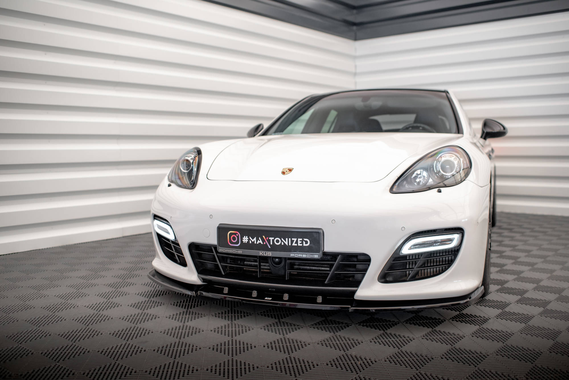Maxton Design Street+ Spoilerlippe Front Ansatz V.1 passend für Porsche Panamera Turbo Sport Design Package 970 schwarz Hochglanz