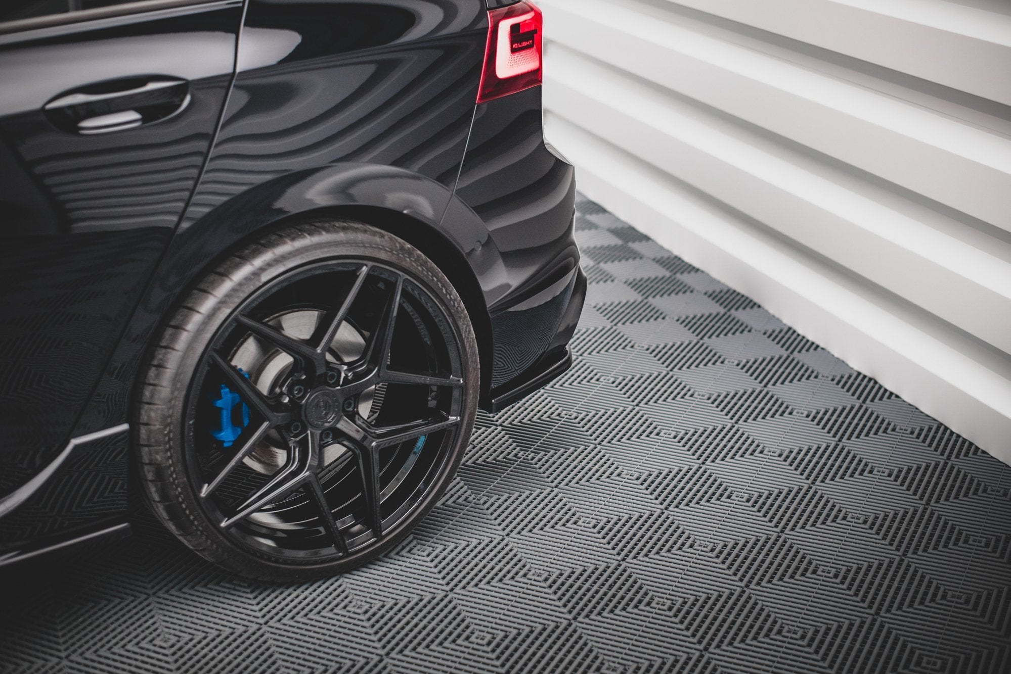 Maxton Design Heck Ansatz Flaps Diffusor V.1 passend für VW Golf R Hatchback Mk8 Facelift schwarz Hochglanz