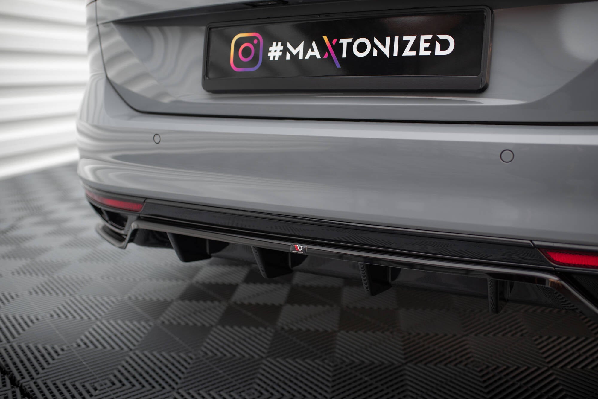 Maxton Design Street+ Mittlerer Diffusor RACE passend für VW Passat R-Line B8 Facelift schwarz Hochglanz
