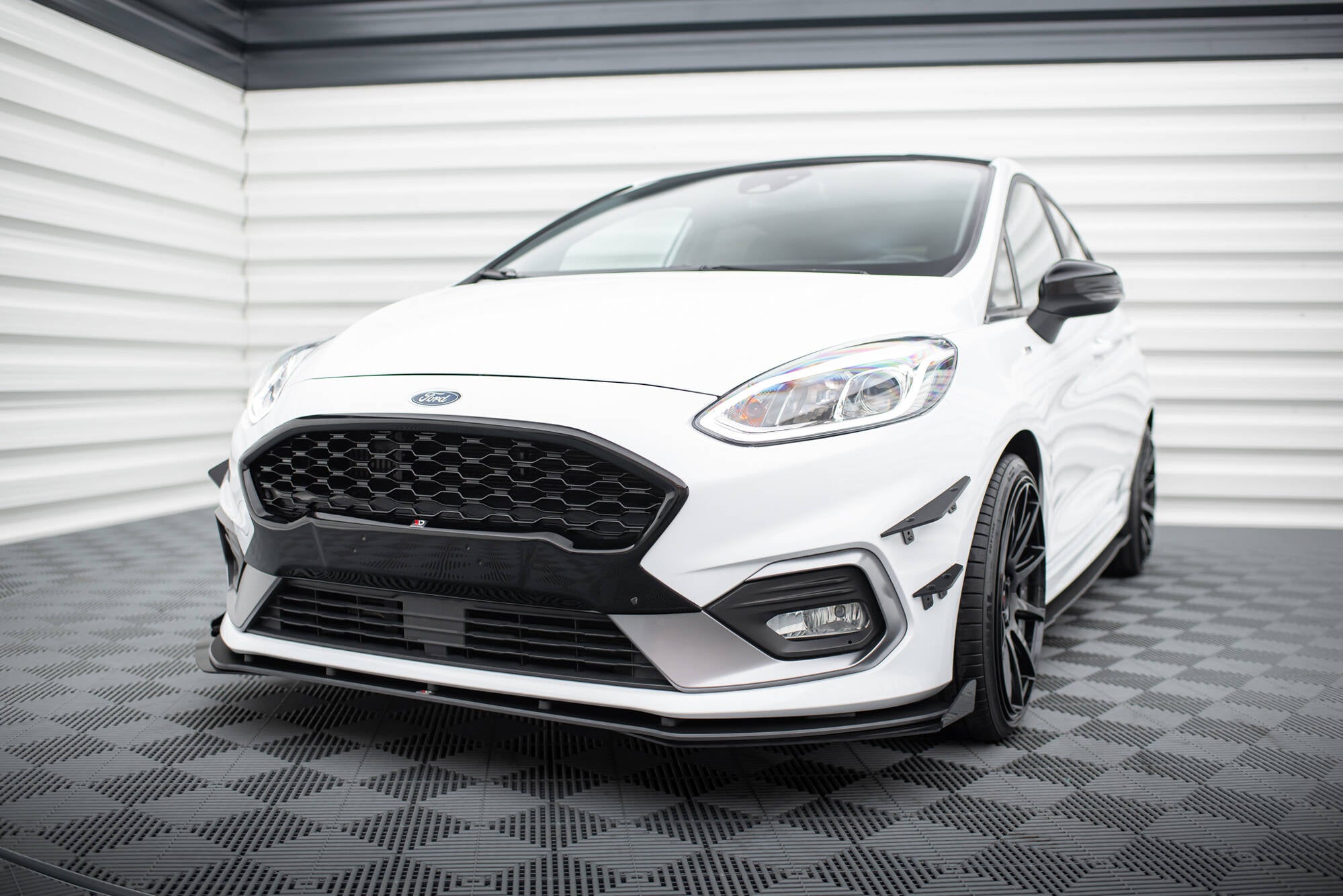 Maxton Design Front Stoßstangen Racing Flaps passend passend für Ford Fiesta Mk8 ST / ST-Line schwarz Hochglanz