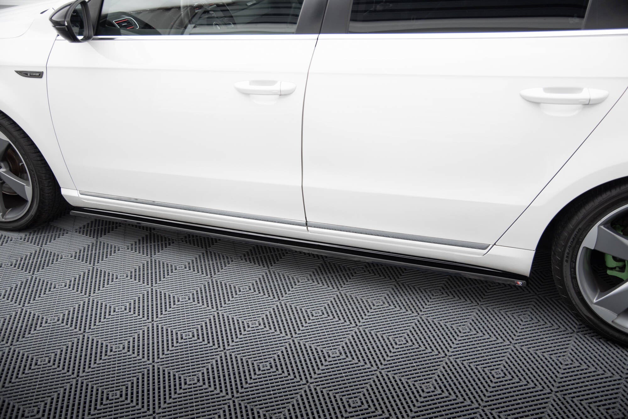 Maxton Design Street+ Seitenschweller Leisten passend für VW Passat B7 schwarz Hochglanz