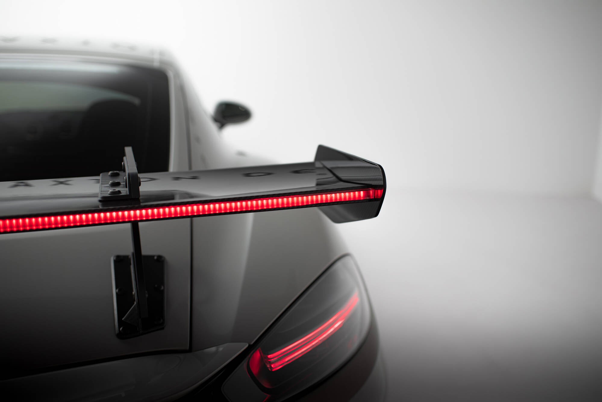 Maxton Design Carbon Spoiler With Upper Swan Mounting V.1 + LED Porsche 718 Cayman 982c für Porsche Cayman 982c