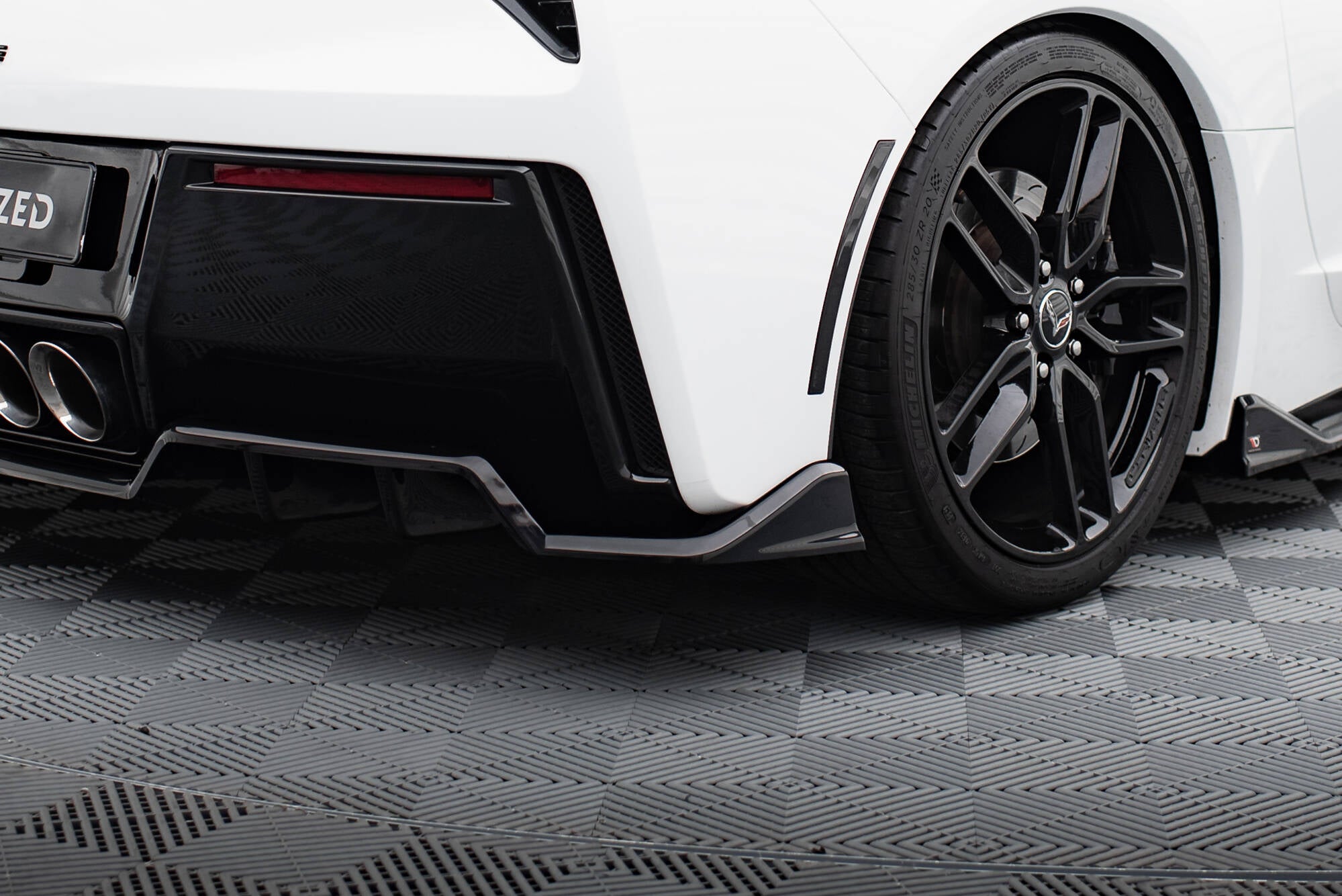 Maxton Design Mittlerer Diffusor Heck Ansatz DTM Look passend für Chevrolet Corvette C7 schwarz Hochglanz