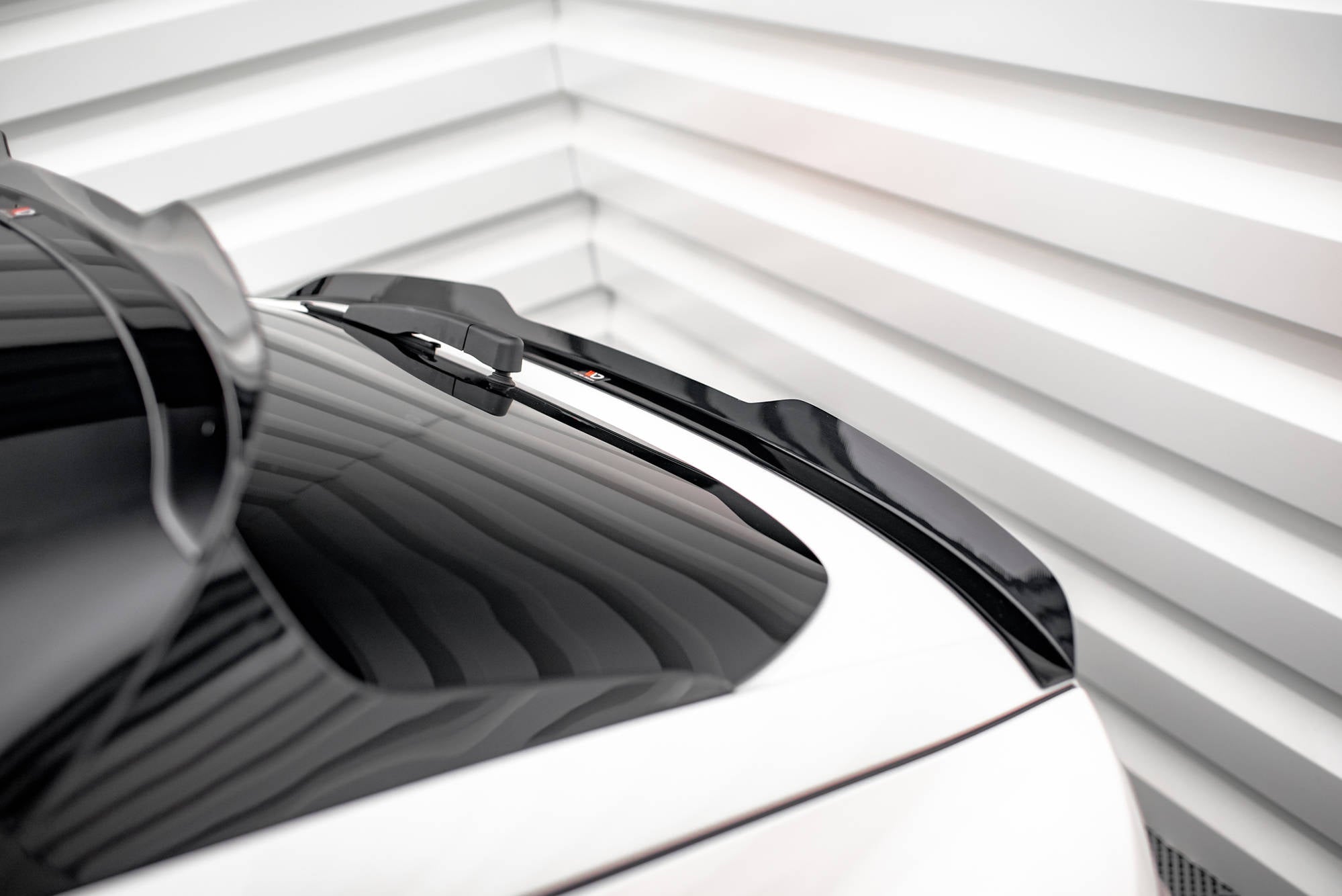 Maxton Design Niedriger Spoiler CAP passend für Ford Mustang Mach-E Mk1 schwarz Hochglanz