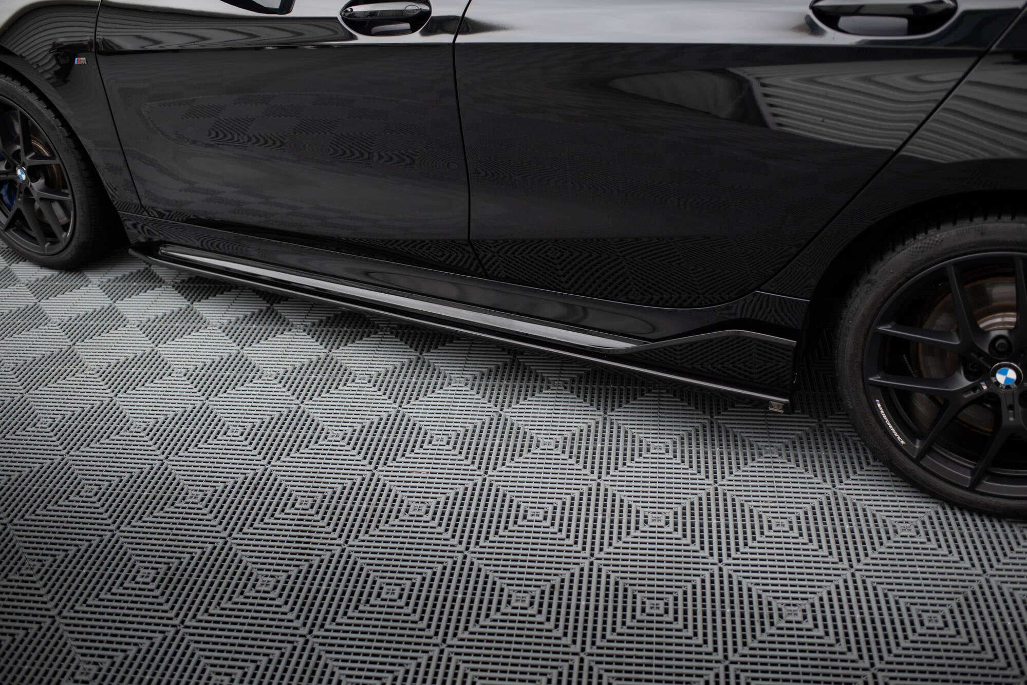 Maxton Design Street+ Seitenschweller Leisten passend für BMW M135i M-Performance F40 schwarz Hochglanz