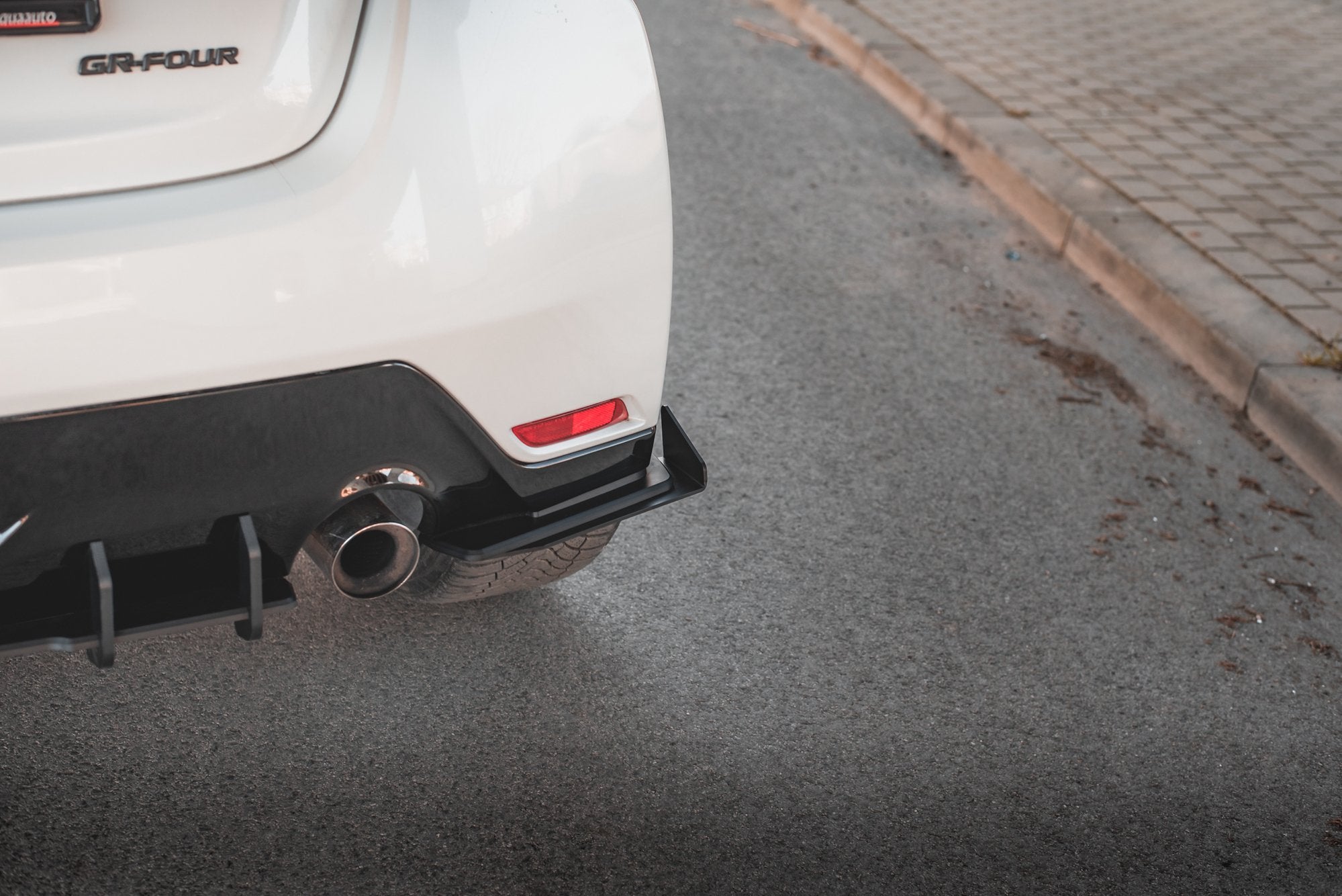 Maxton Design Street Pro Heck Ansatz Flaps Diffusor + Flaps passend für Toyota GR Yaris Mk4 schwarz Hochglanz