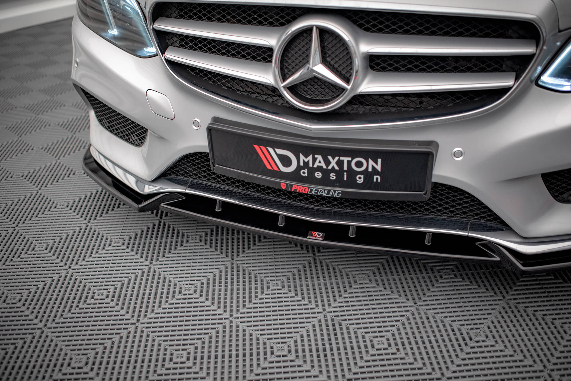 Maxton Design Street+ Spoilerlippe Front Ansatz V.2 passend für Mercedes-Benz E AMG-Line Limousine W212 Facelift schwarz Hochglanz