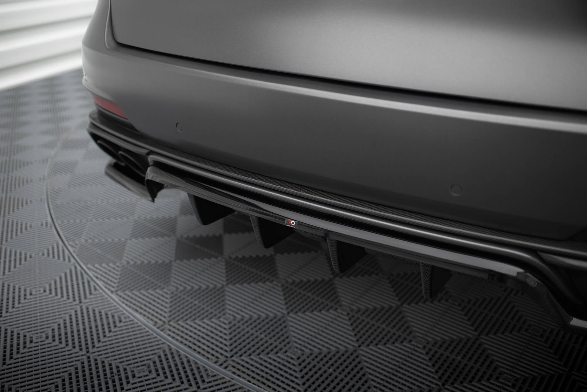 Maxton Design Street+ Mittlerer Diffusor RACE passend für Maserati Levante Trofeo Mk1 schwarz Hochglanz