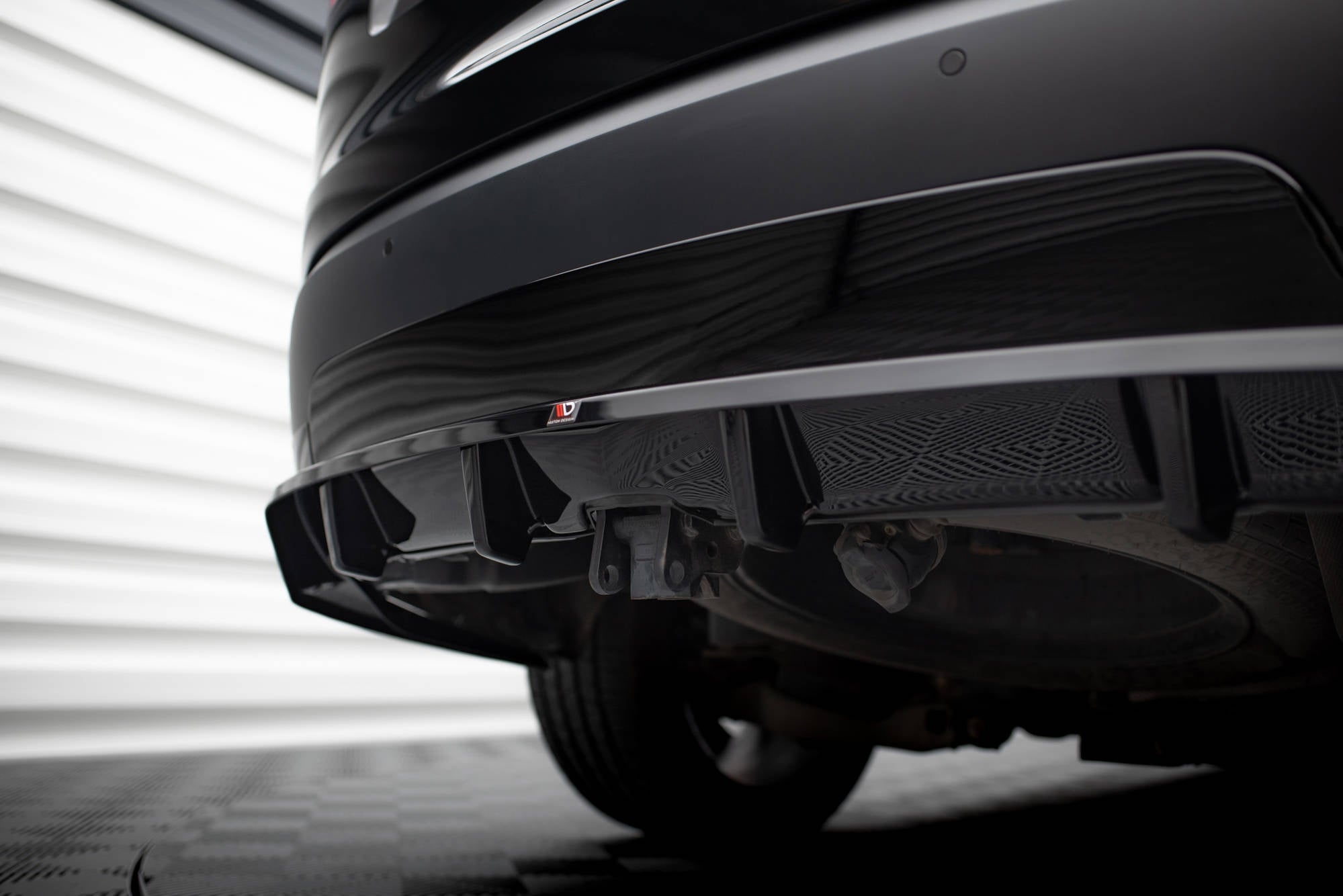 Maxton Design Street+ Mittlerer Diffusor RACE passend für Land Rover Discovery HSE Mk5 schwarz Hochglanz