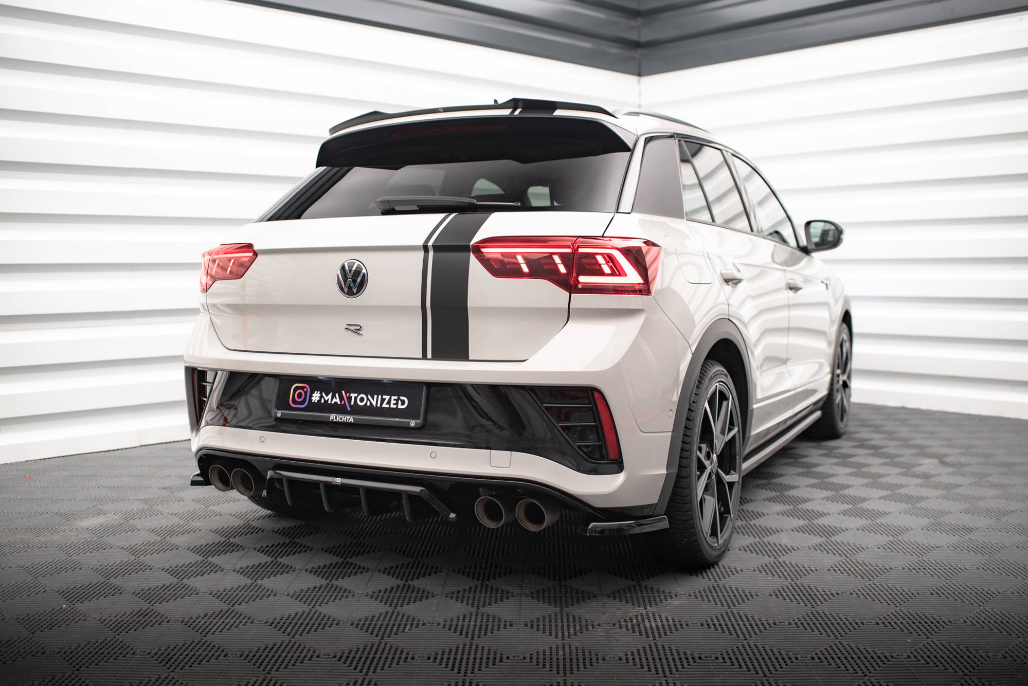 Maxton Design Street+ Mittlerer Diffusor RACE passend für VW T-Roc R / R-Line Mk1 Facelift schwarz Hochglanz