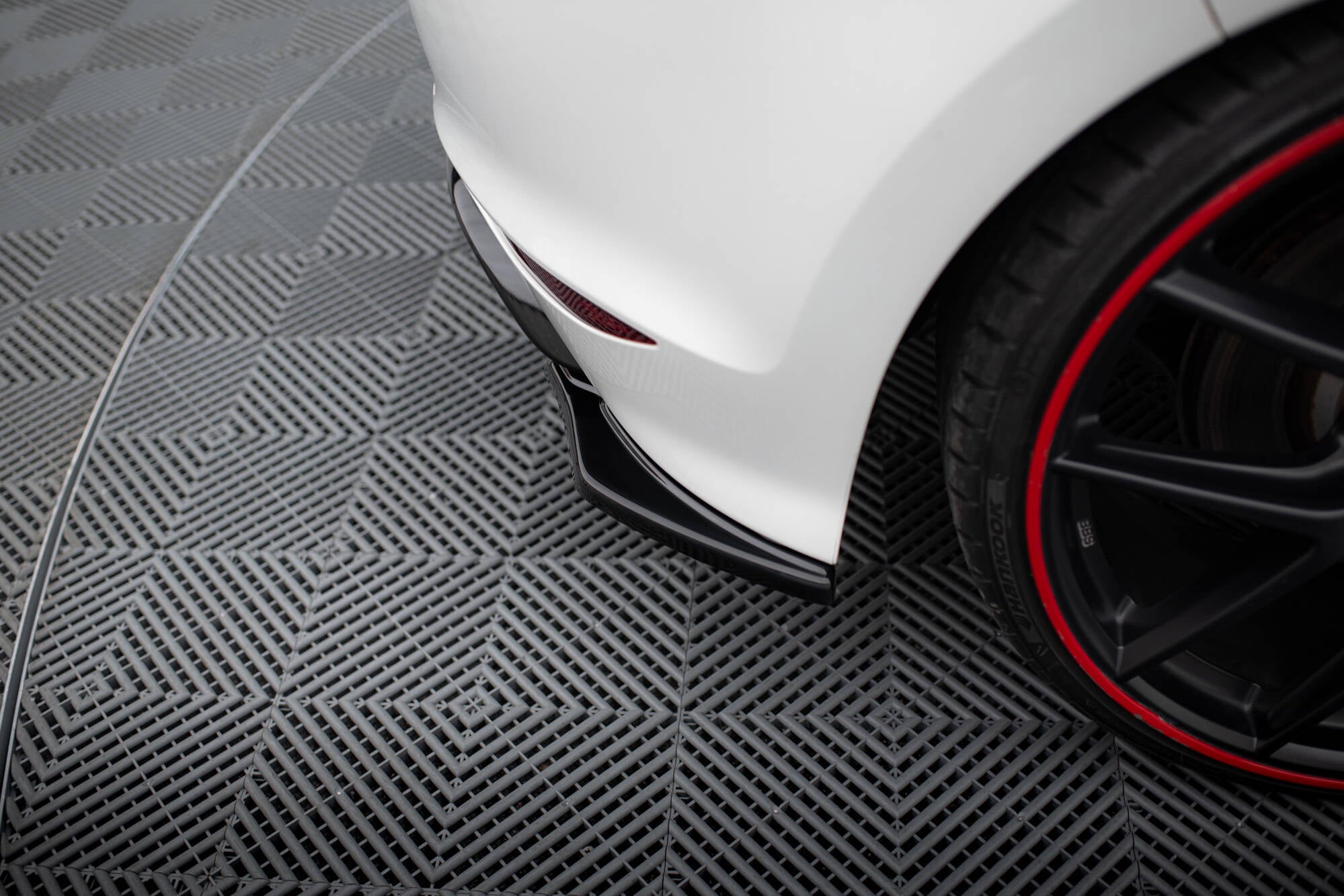 Maxton Design Heck Ansatz Flaps Diffusor passend für v.2 VW GOLF 7 R schwarz Hochglanz