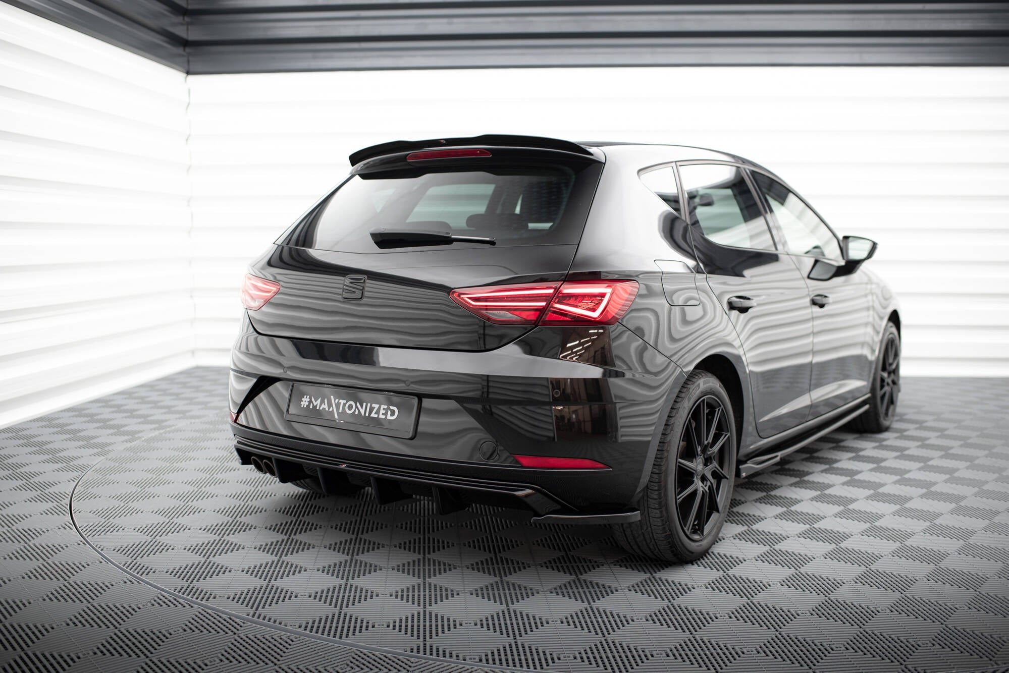 Maxton Design Spoiler CAP passend für SEAT LEON III schwarz Hochglanz