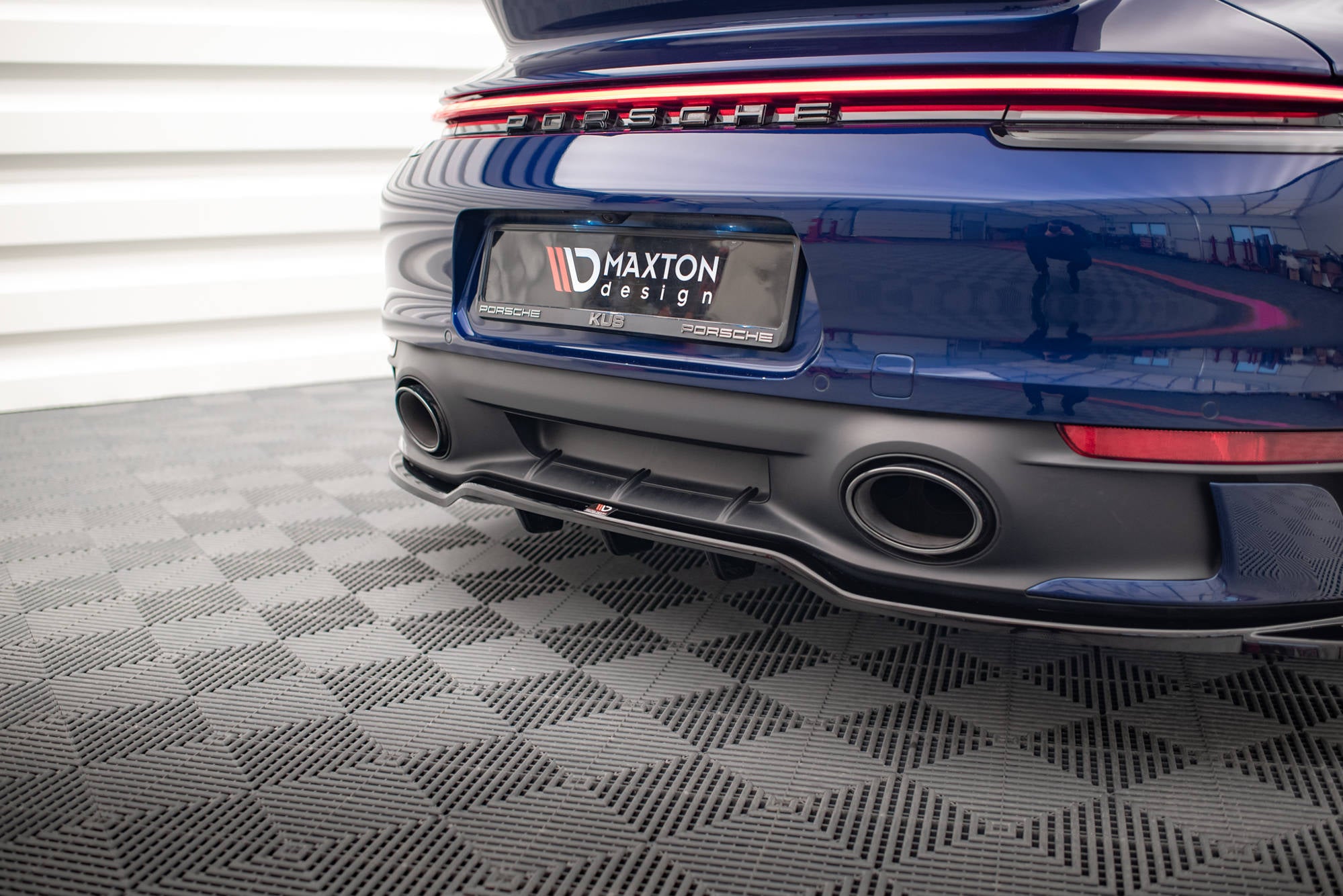 Maxton Design Street+ Mittlerer Diffusor RACE V.2 passend für Porsche 911 Carrera Aero / Carrera GTS 992 schwarz Hochglanz