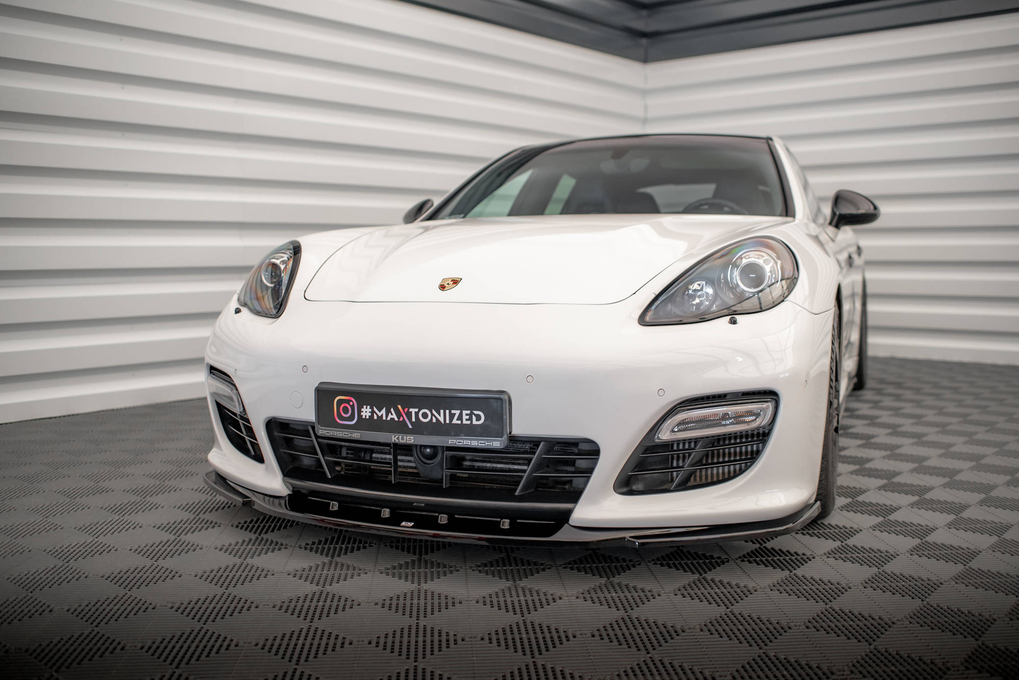 Maxton Design Street+ Spoilerlippe Front Ansatz V.2 passend für Porsche Panamera Turbo Sport Design Package 970 schwarz Hochglanz