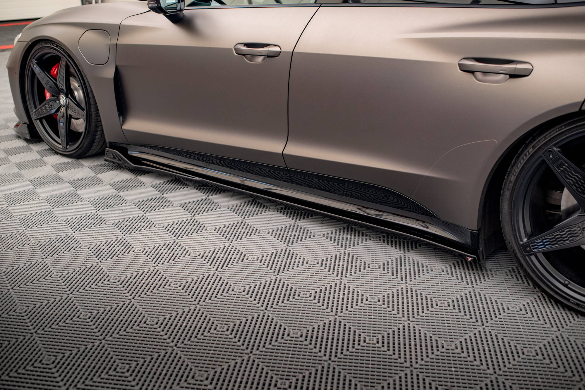 Maxton Design Street+ Seitenschweller Leisten V.2 passend für Audi e-Tron GT / RS GT Mk1 schwarz Hochglanz