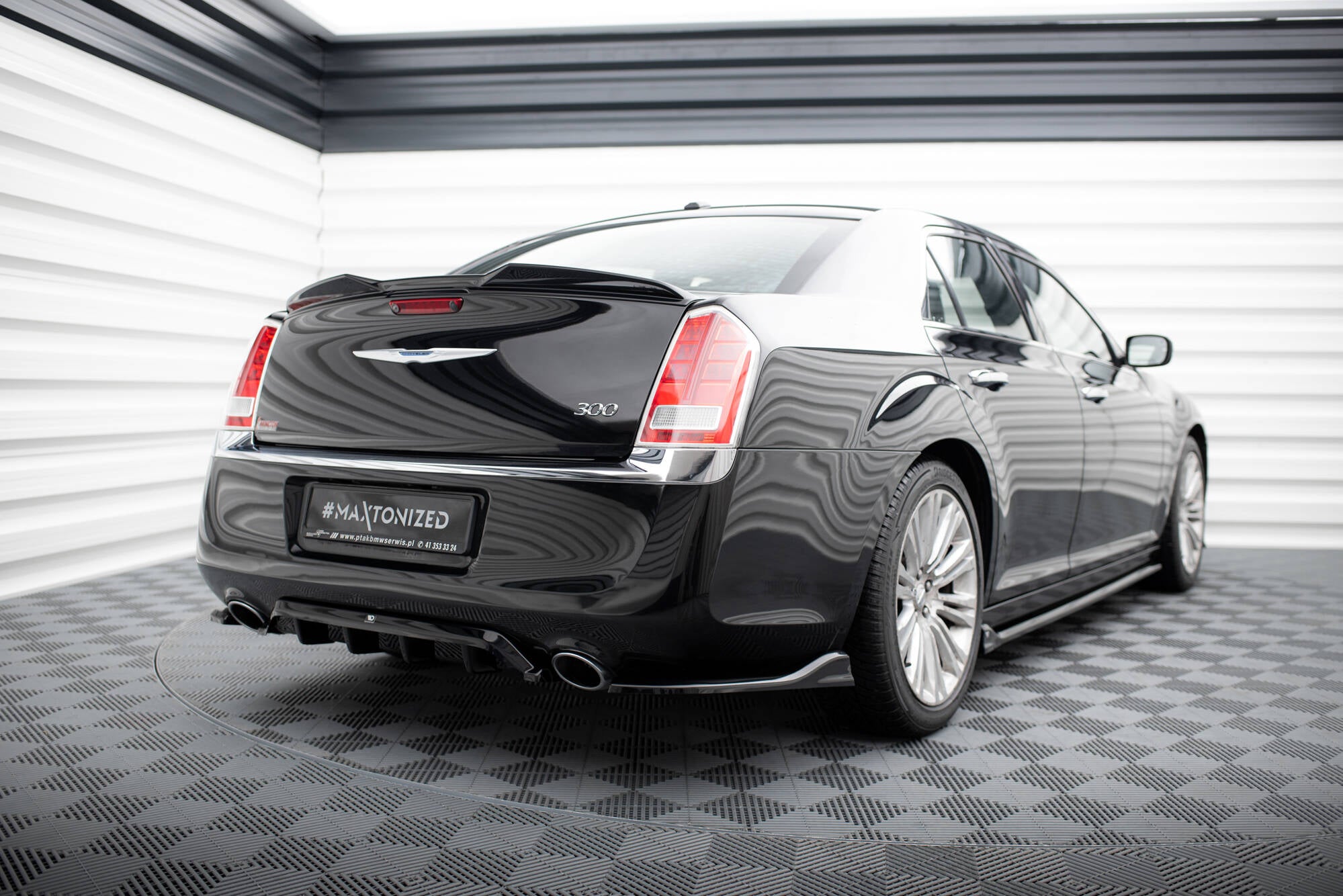 Maxton Design Spoiler CAP 3D passend für Chrysler 300 Mk2 schwarz Hochglanz
