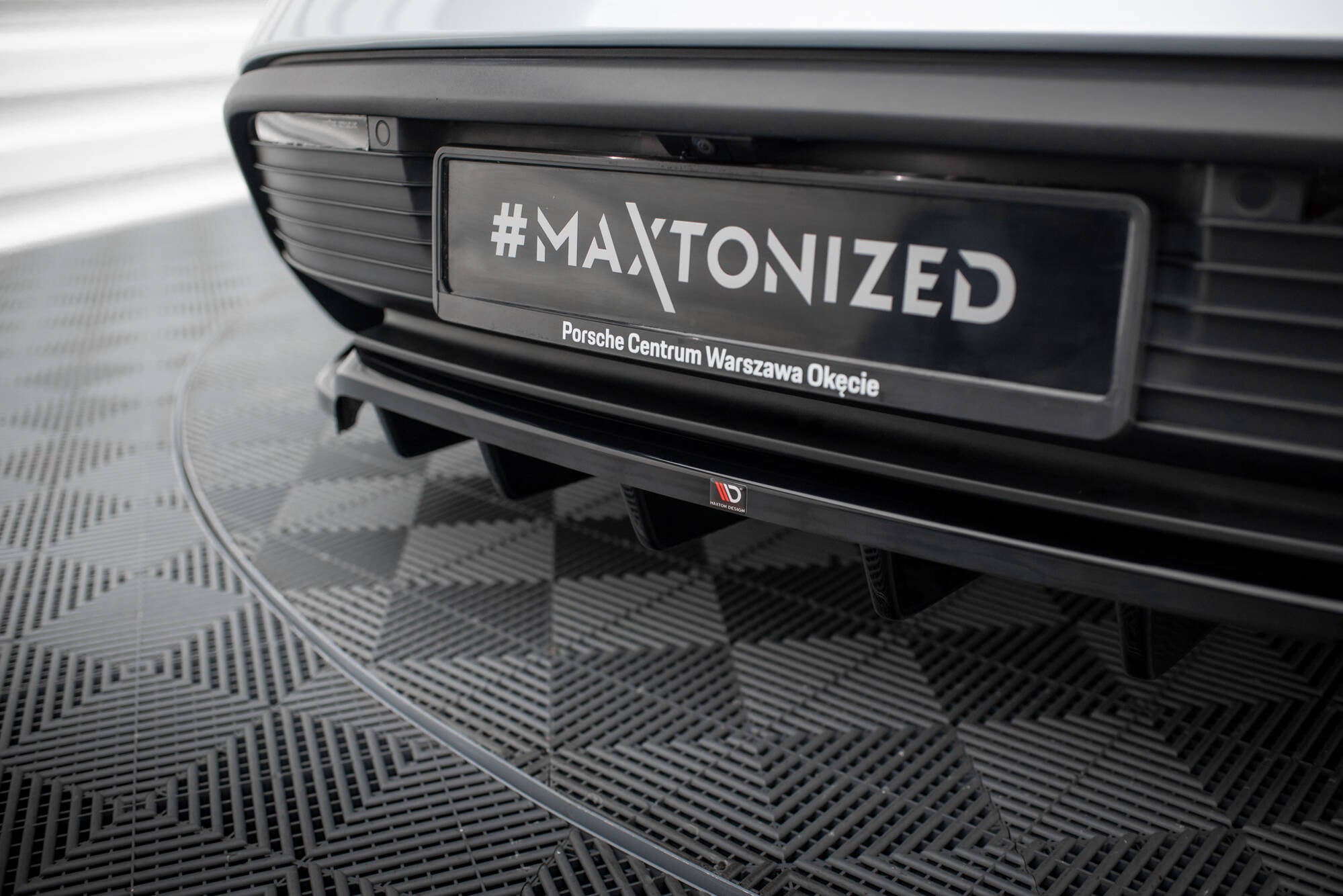 Maxton Design Street+ Mittlerer Diffusor RACE passend für Porsche Taycan / Taycan 4 / Taycan 4S / Taycan GTS Mk1 schwarz Hochglanz