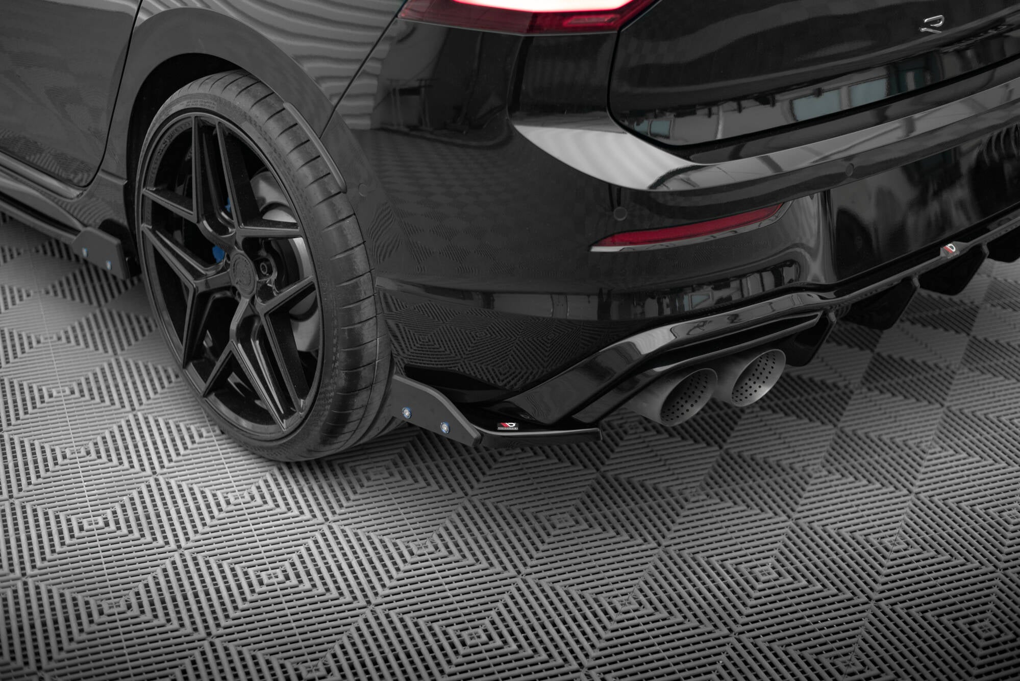 Maxton Design Heck Ansatz Flaps Diffusor V.6 + Flaps passend für VW Golf R Hatchback Mk8 Facelift