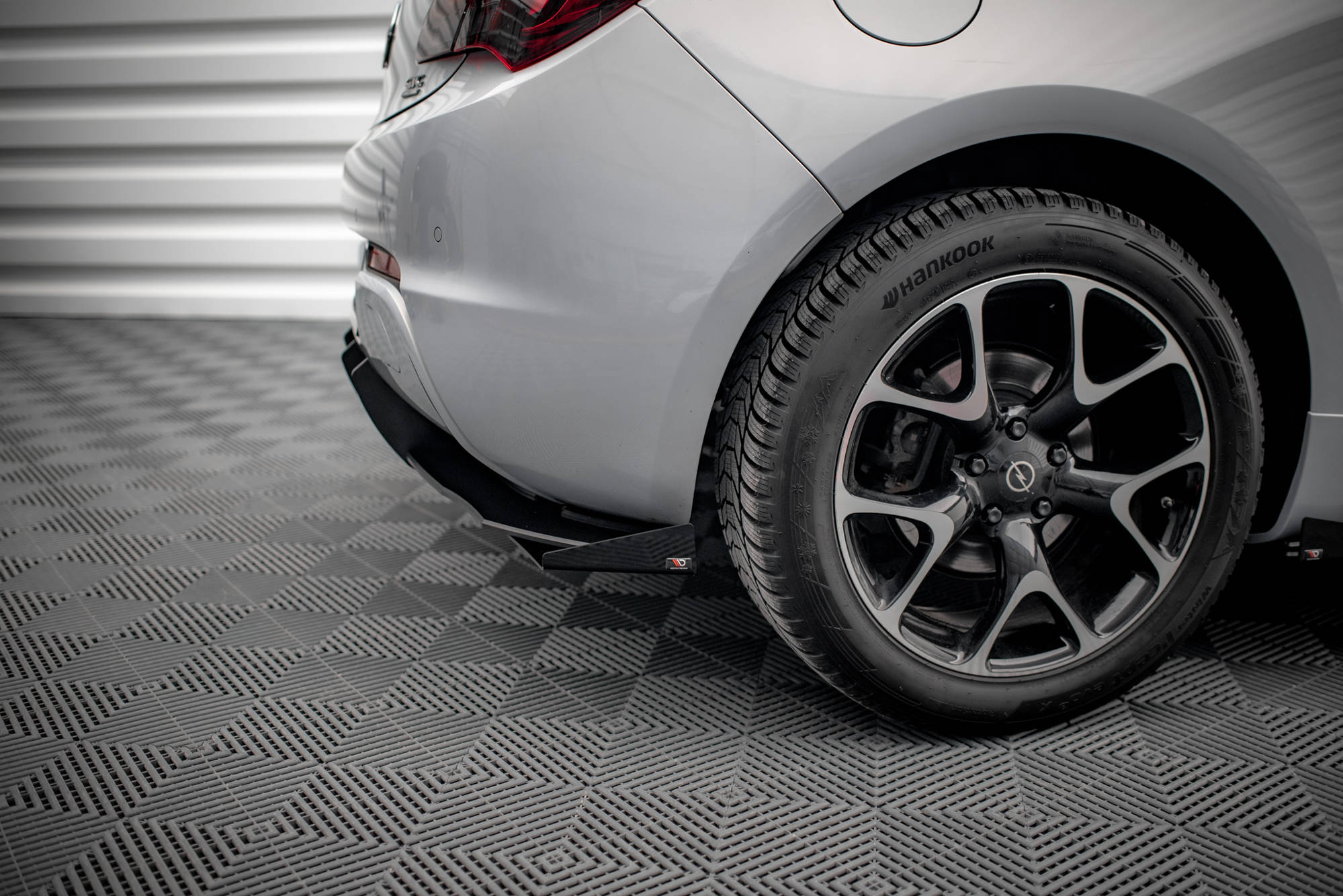 Maxton Design Robuste Racing Diffusor Heck Ansatz + Flaps passend für Opel Astra GTC OPC-Line J schwarz Hochglanz