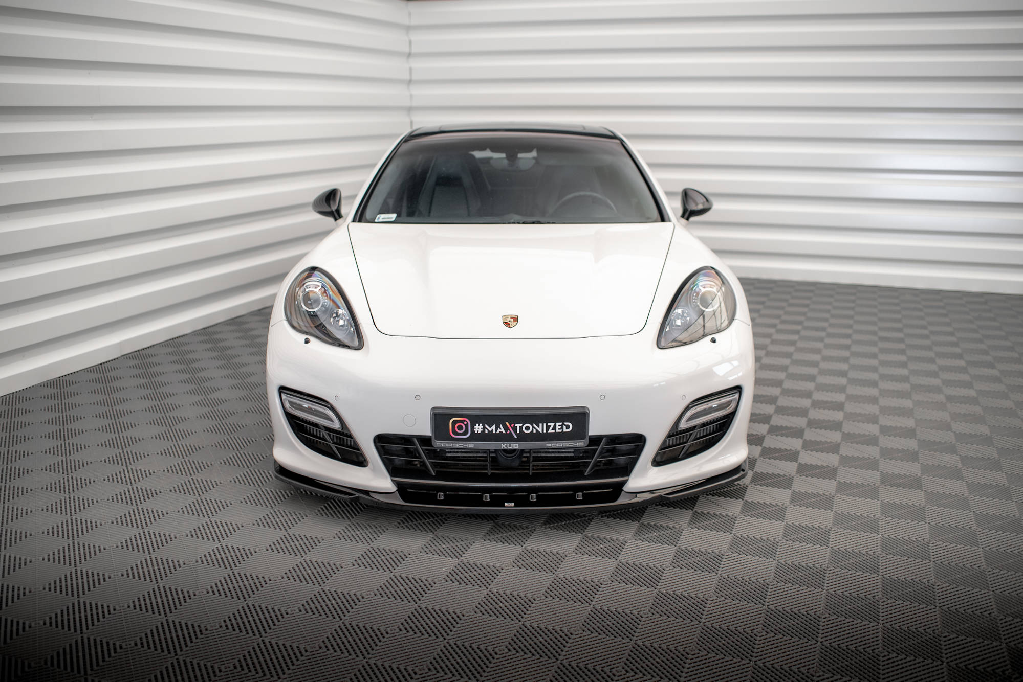 Maxton Design Street+ Spoilerlippe Front Ansatz V.2 passend für Porsche Panamera Turbo Sport Design Package 970 schwarz Hochglanz