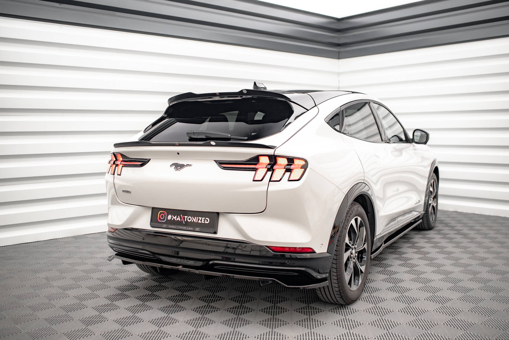 Maxton Design Niedriger Spoiler CAP passend für Ford Mustang Mach-E Mk1 schwarz Hochglanz