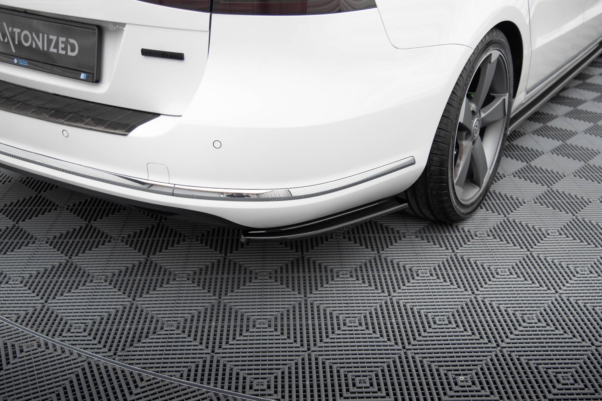 Maxton Design Heck Ansatz Flaps Diffusor passend für VW Passat Variant B7 schwarz Hochglanz