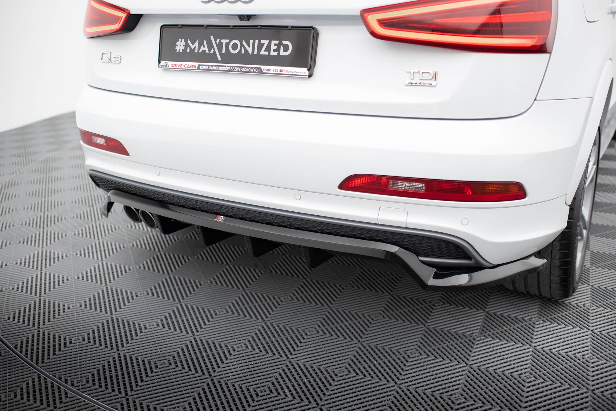Maxton Design Street+ Mittlerer Diffusor RACE passend für Audi Q3 S-line 8U schwarz Hochglanz