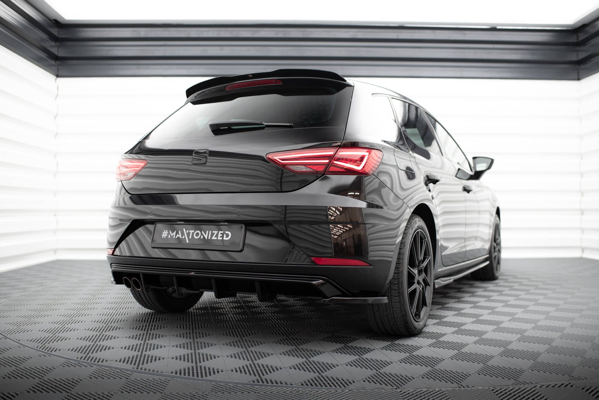 Maxton Design Heck Ansatz Flaps Diffusor V.2 passend für Seat Leon Hatchback Mk3 Facelift schwarz Hochglanz